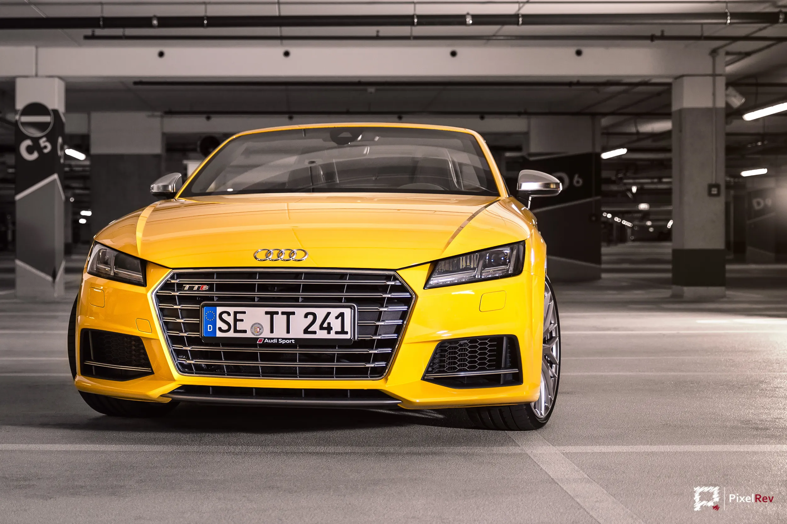 Front des gelben Audi TTS Roadster in einer Tiefgarage