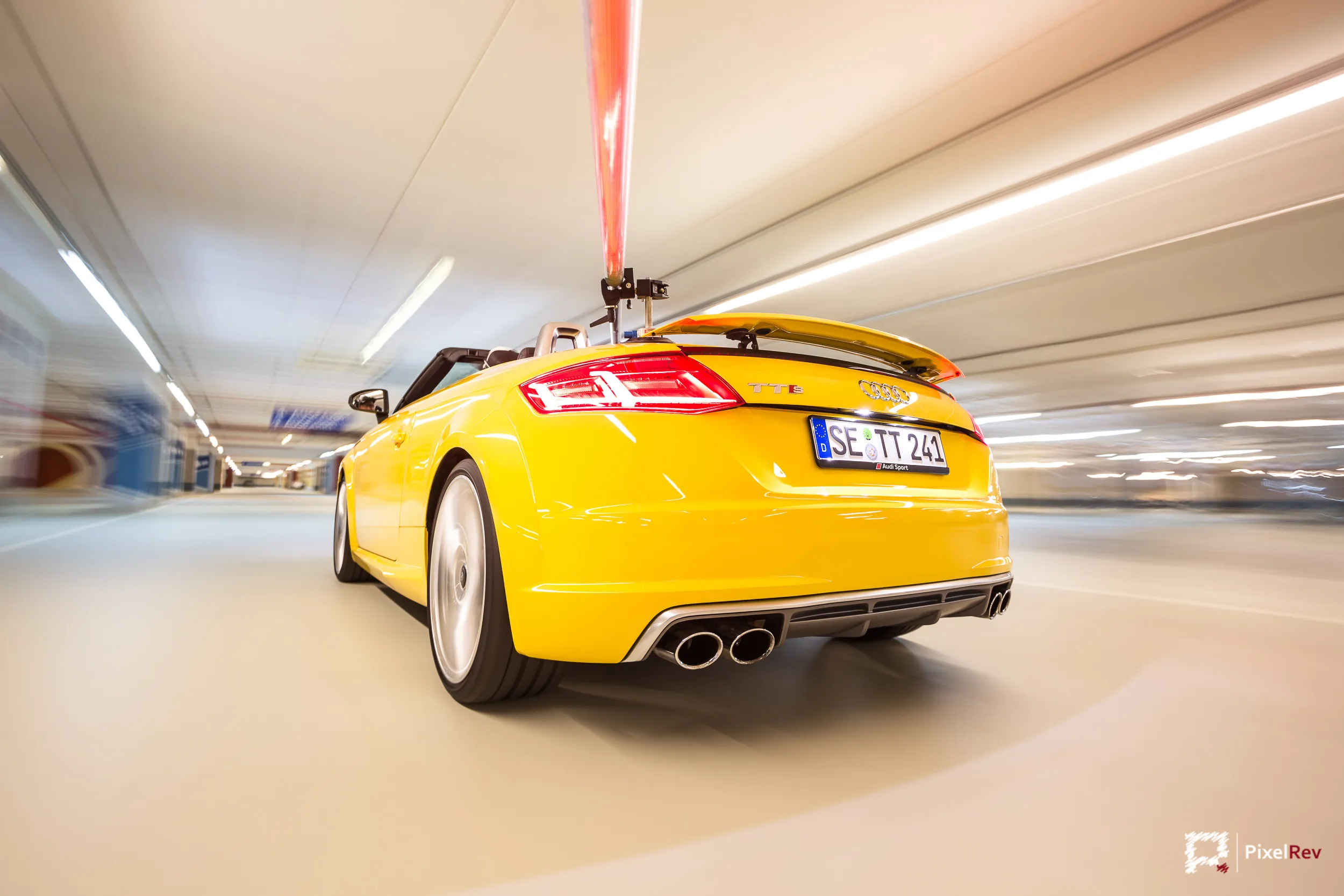 Heck des gelben Audi TTS Roadster im Rig Shot in einer Tiefgarage