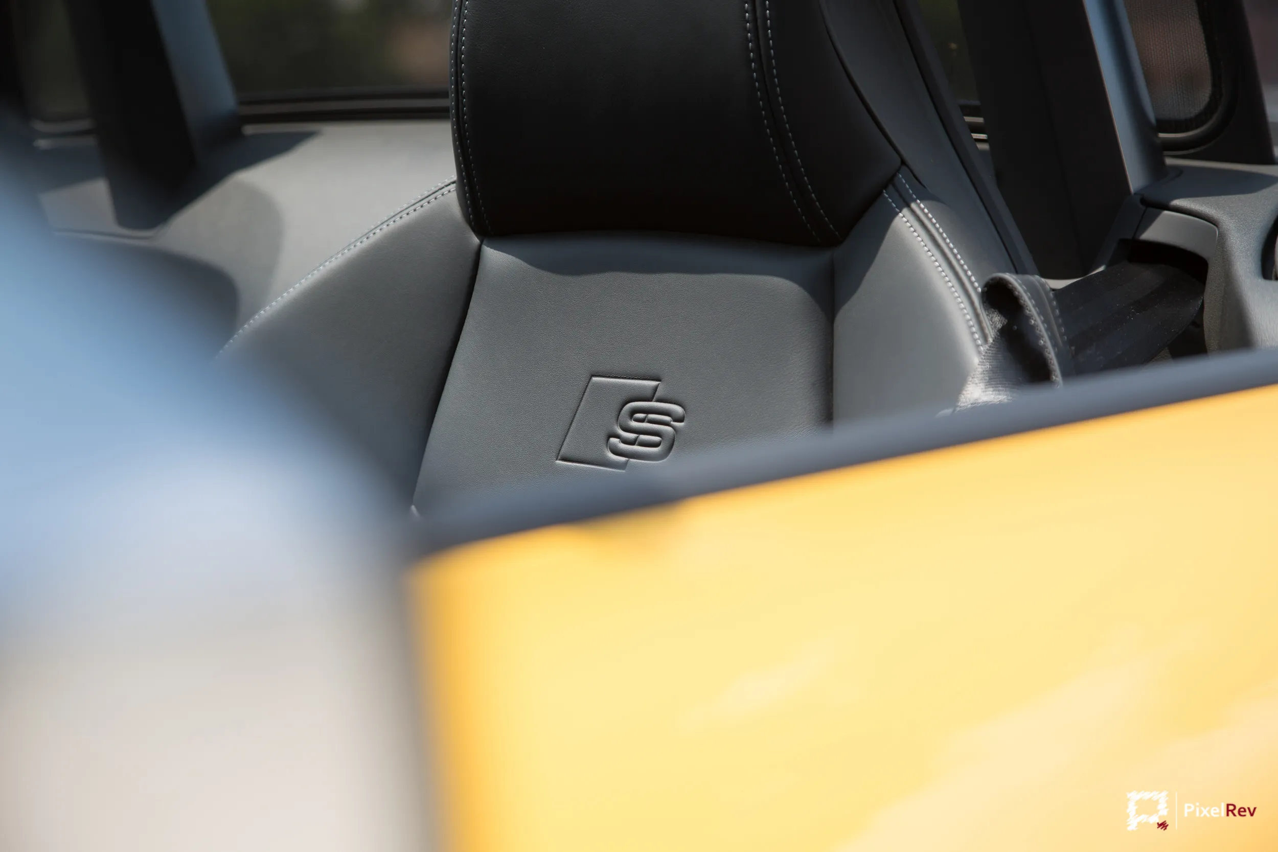 S-Logo auf dem Ledersitz des Audi TTS Roadster, Detailaufnahme
