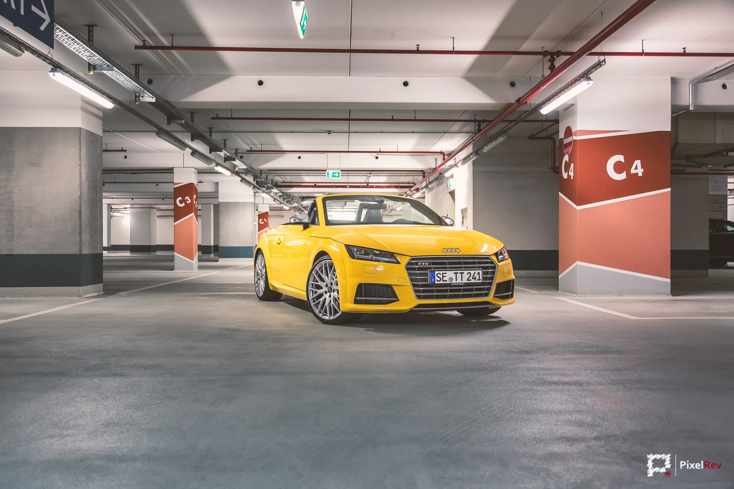 Gelber Audi TTS Roadster in einer Tiefgarage
