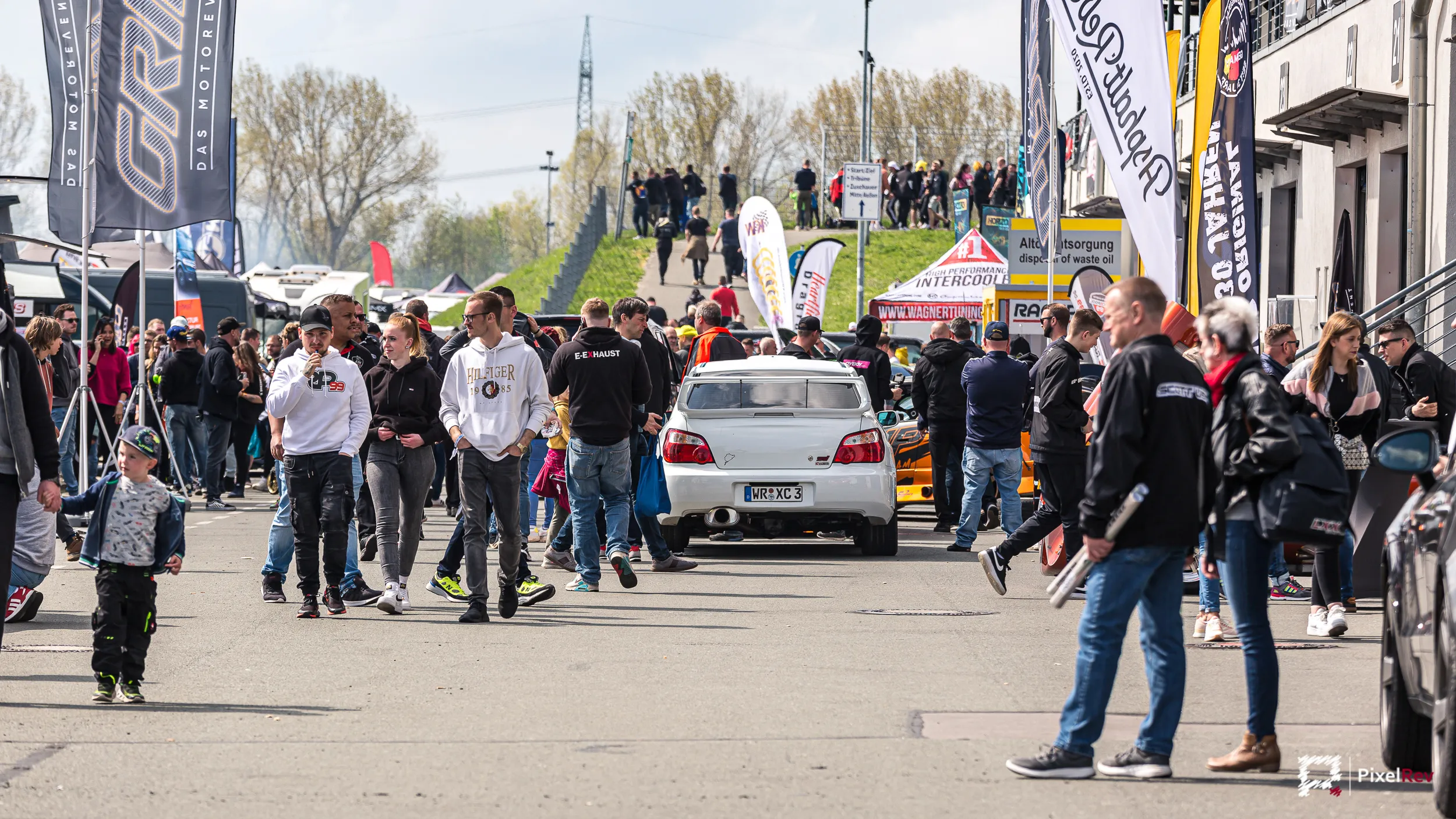 Besucher im Fahrerlager beim Fast Car Festival 2023 in Oschersleben