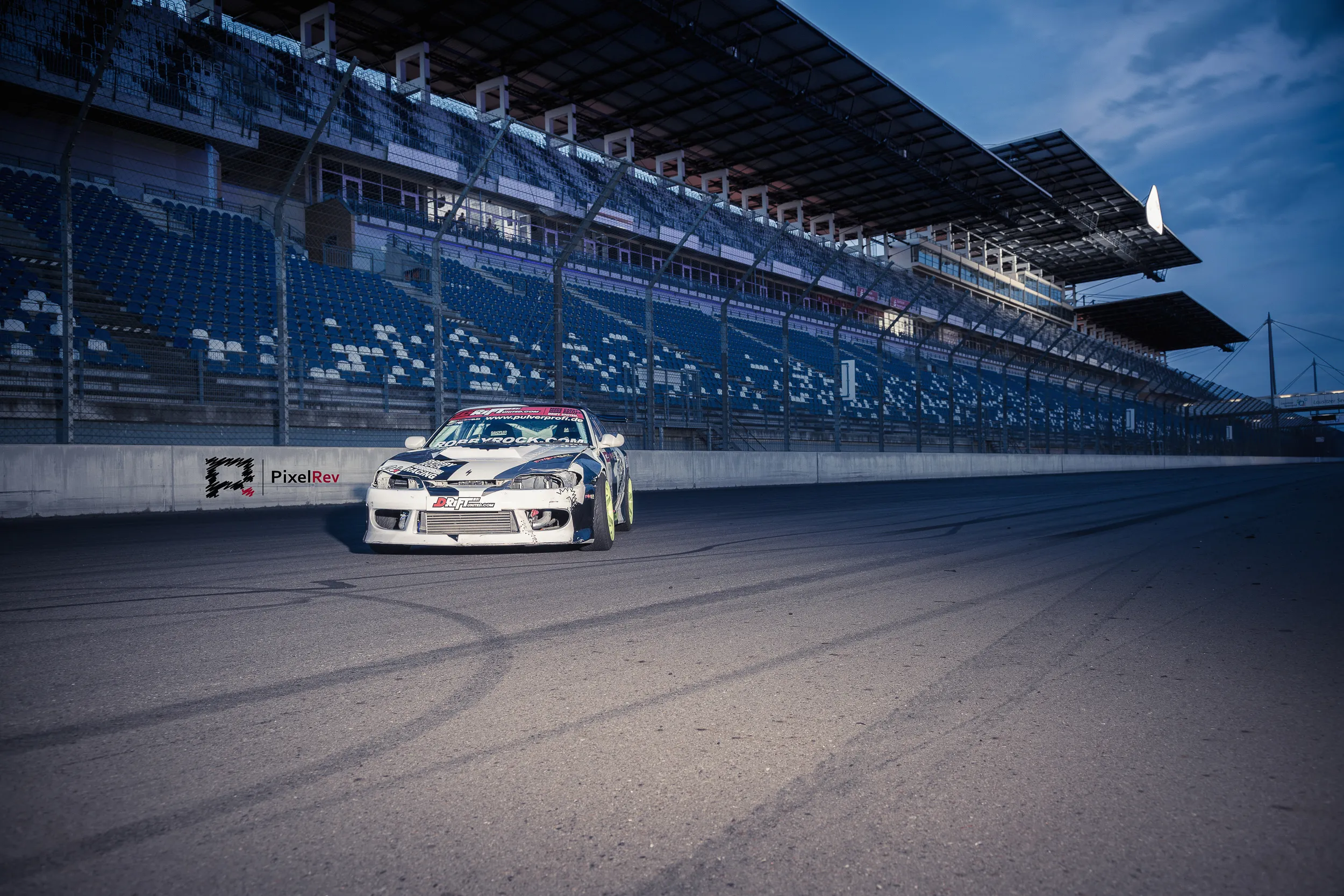 Driftfahrzeug vor der Tribüne am Lausitzring in der Abenddämmerung