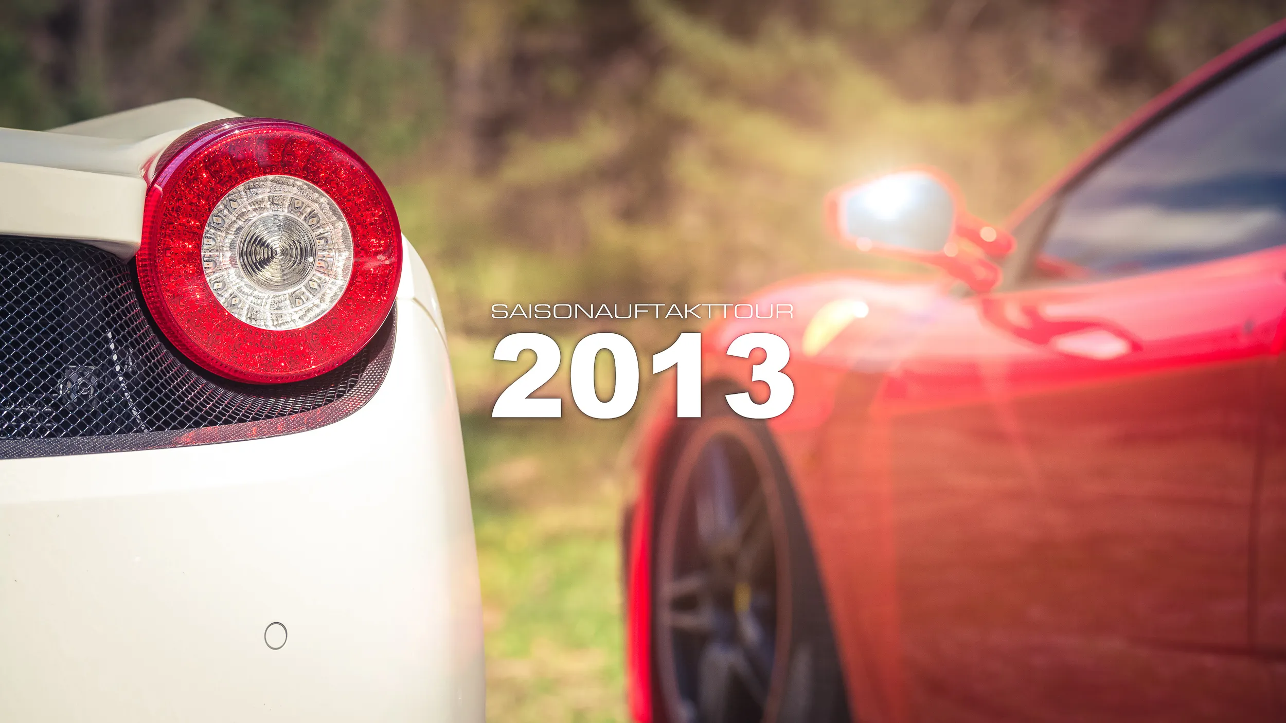 Rückleuchte eines weißen Ferrari 458 mit dem Titel „Saisonauftakttour 2013“