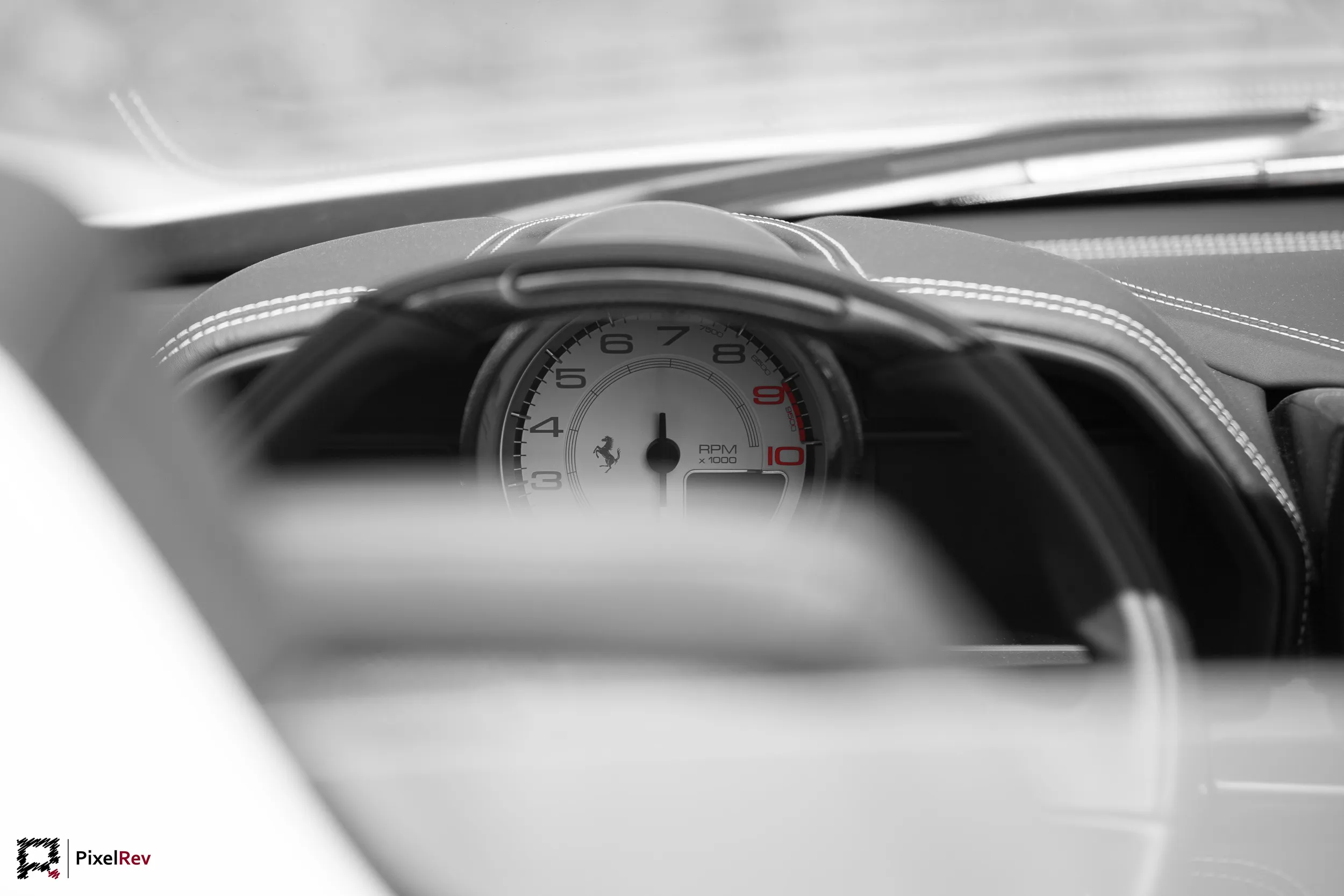Tachometer eines Ferrari in Schwarz-Weiß