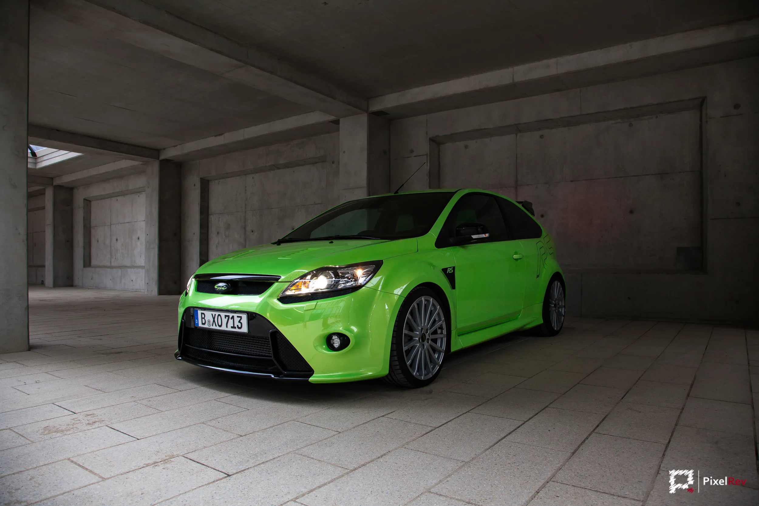 Grüner Ford Focus RS in einer Betonhalle