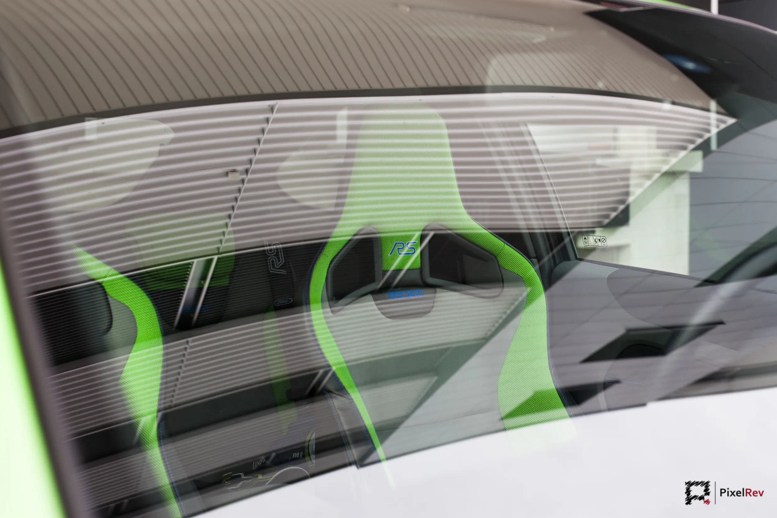 Recaro-Sitze des Ford Focus RS durch die Seitenscheibe fotografiert