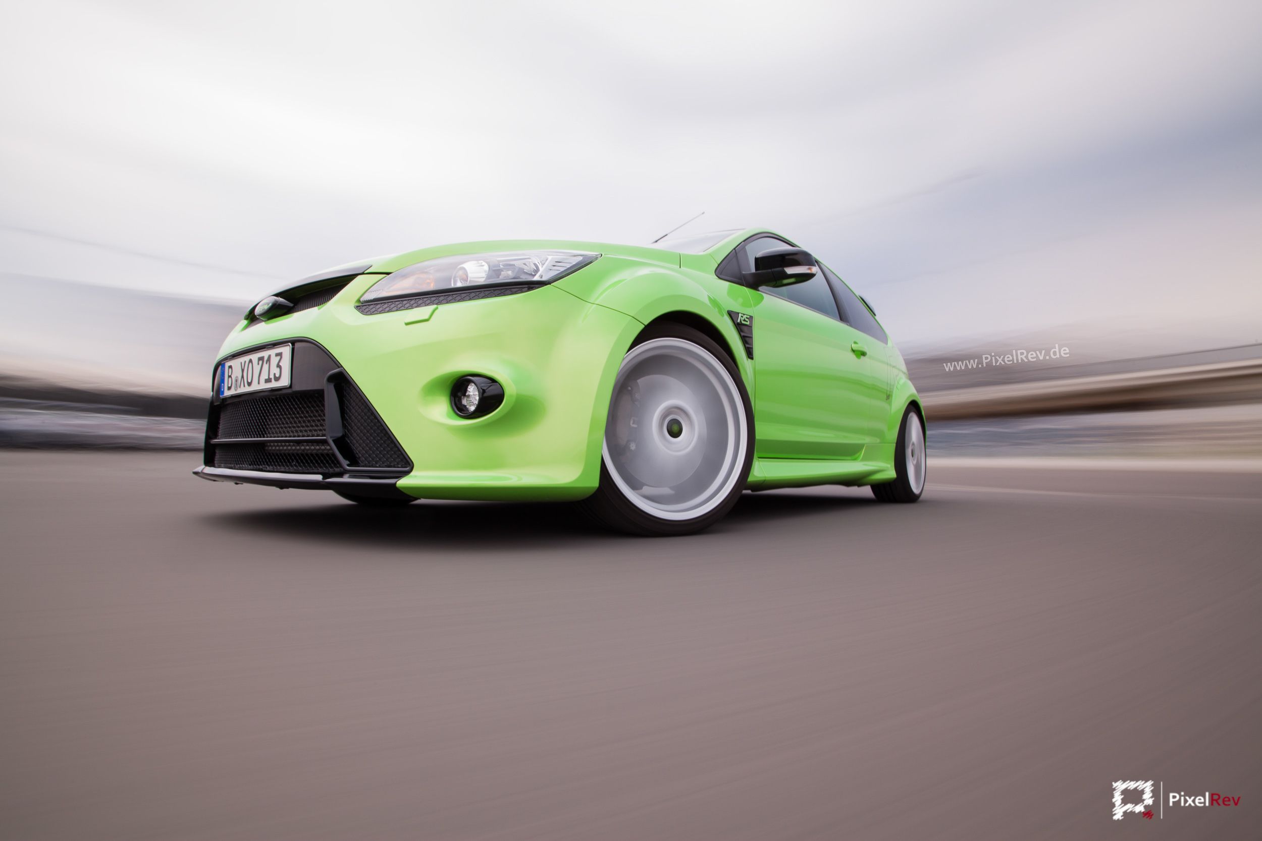 Grüner Ford Focus RS im Rig Shot, Umgebung in Bewegungsunschärfe