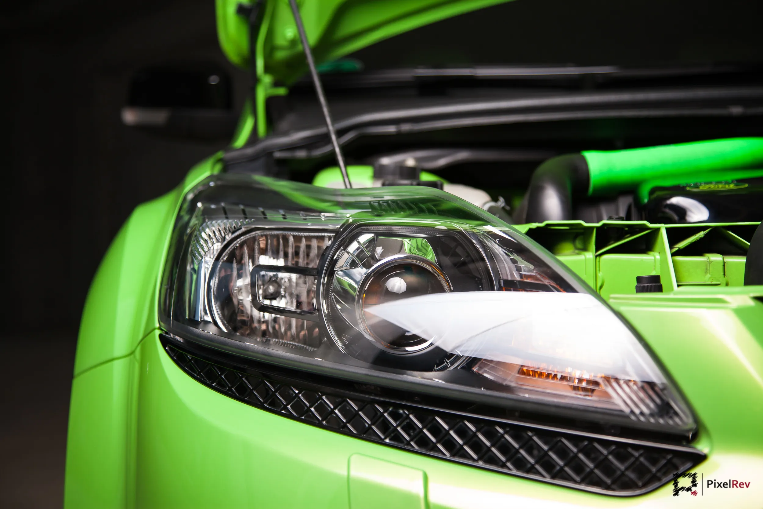 Scheinwerfer des Ford Focus RS bei geöffneter Motorhaube, Detailaufnahme