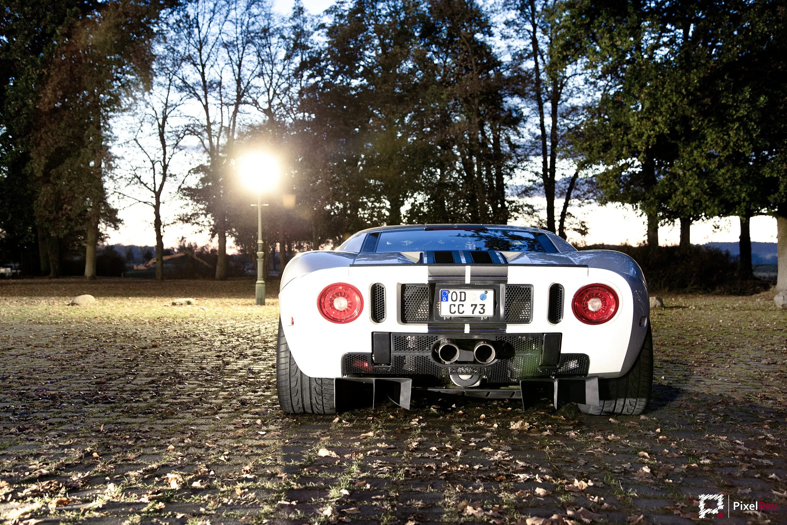 Weißer Ford GT von hinten im Gegenlicht einer Laterne