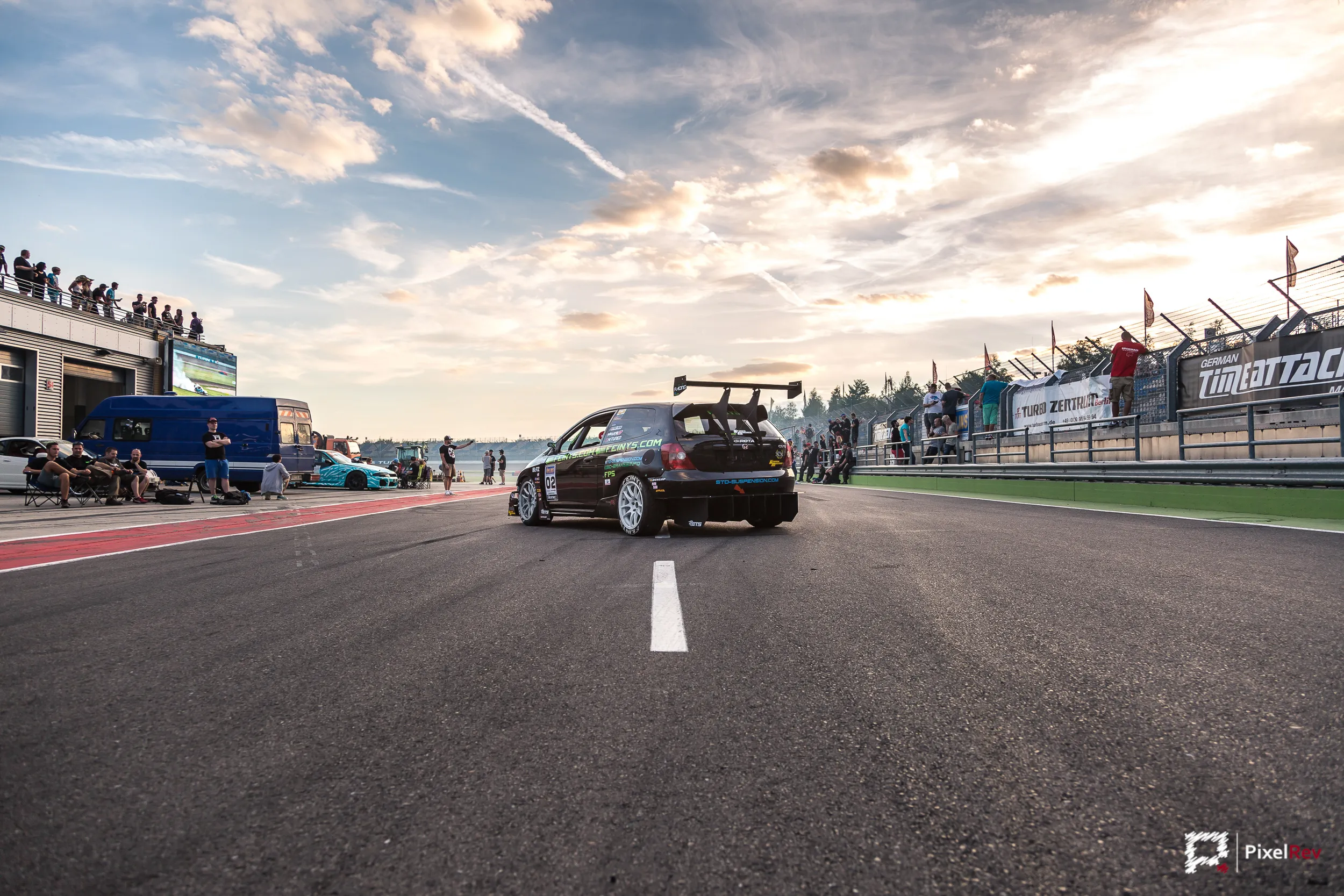 FPS Honda Civic Type R in der Boxengasse unter weitem Abendhimmel