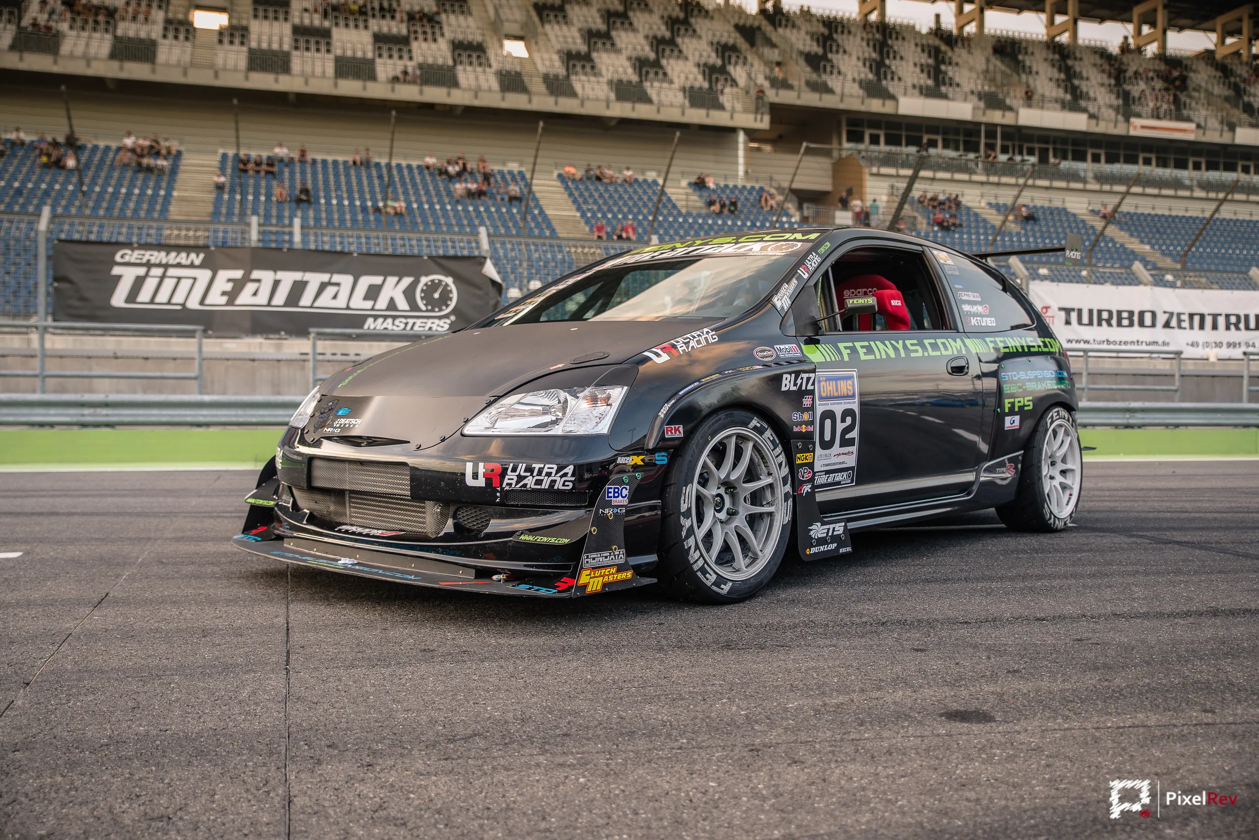 FPS Honda Civic Type R mit Time-Attack-Beklebung vor der Tribüne