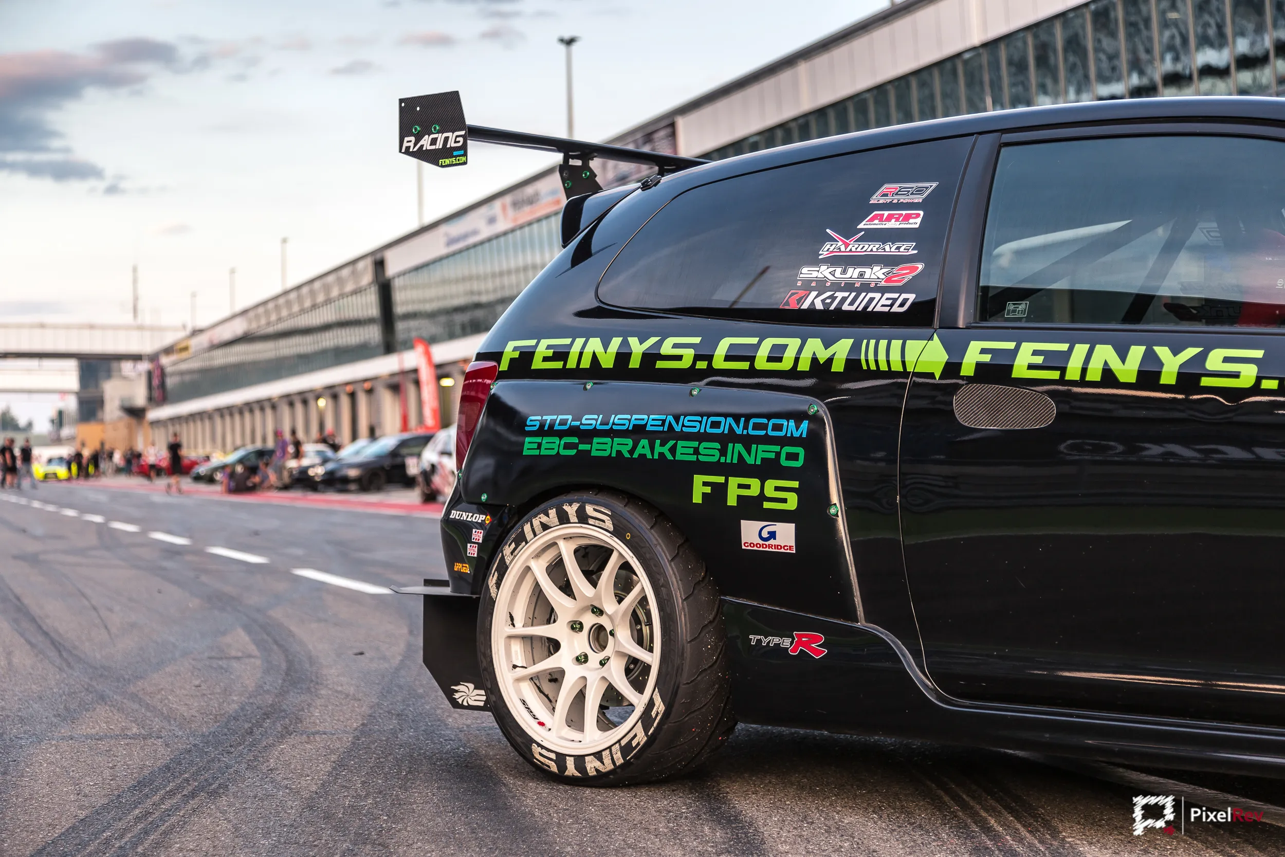 Heck des FPS Honda Civic Type R mit Sponsoren-Beklebung in der Boxengasse