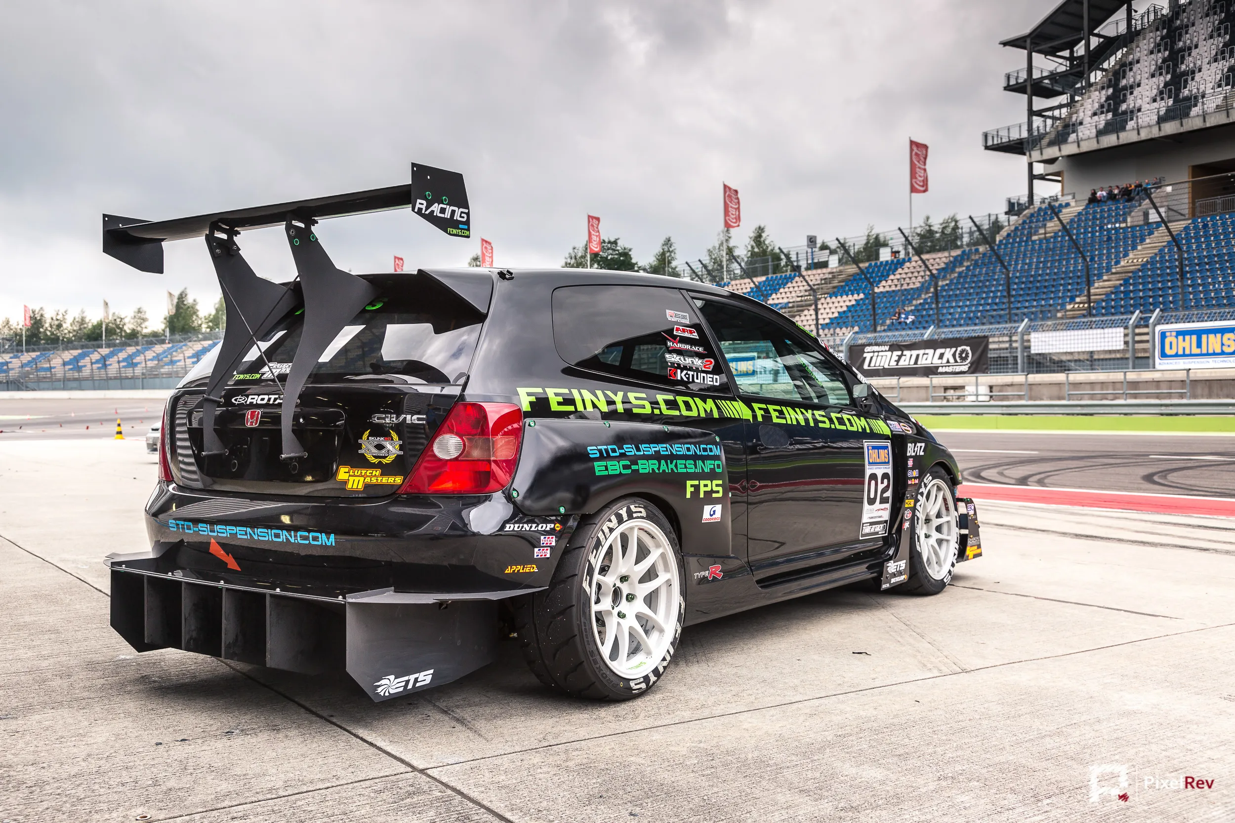 Schwarzer FPS Honda Civic Type R mit großem Heckflügel und Diffusor vor der Tribüne