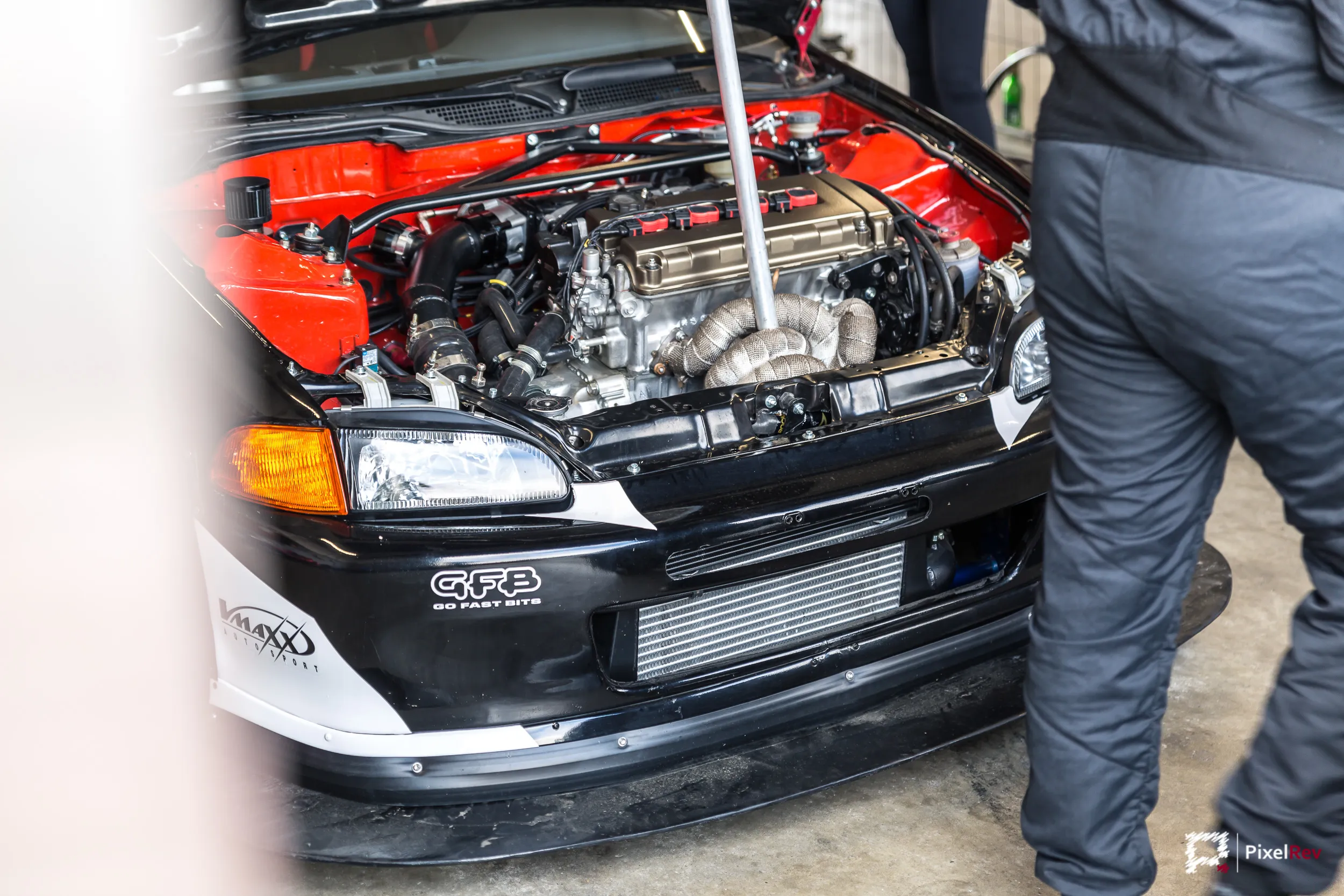 Offener Motorraum eines Honda Civic mit Turbolader