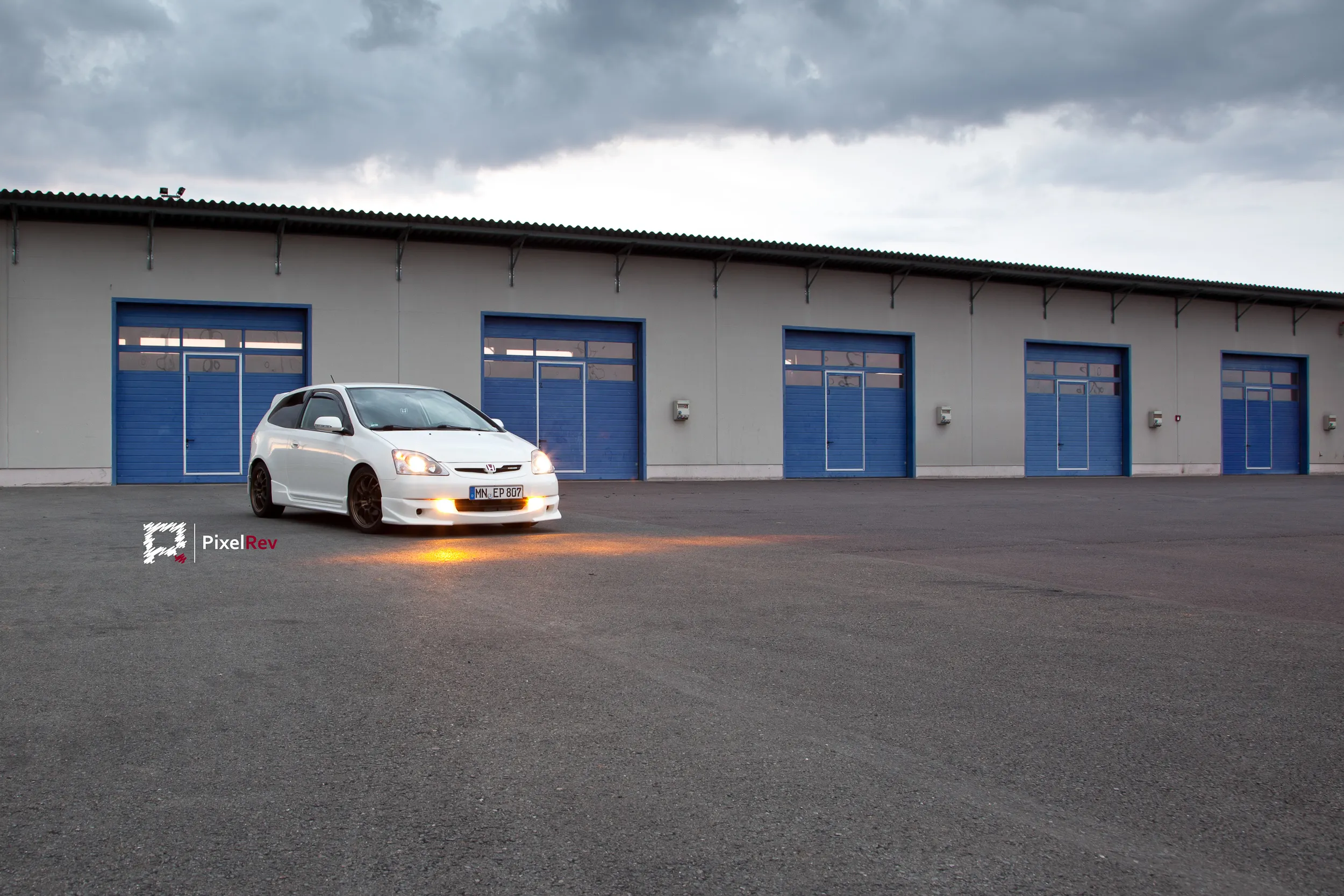 Weißer Honda Civic Type R EP3 vor den Boxen in Oschersleben