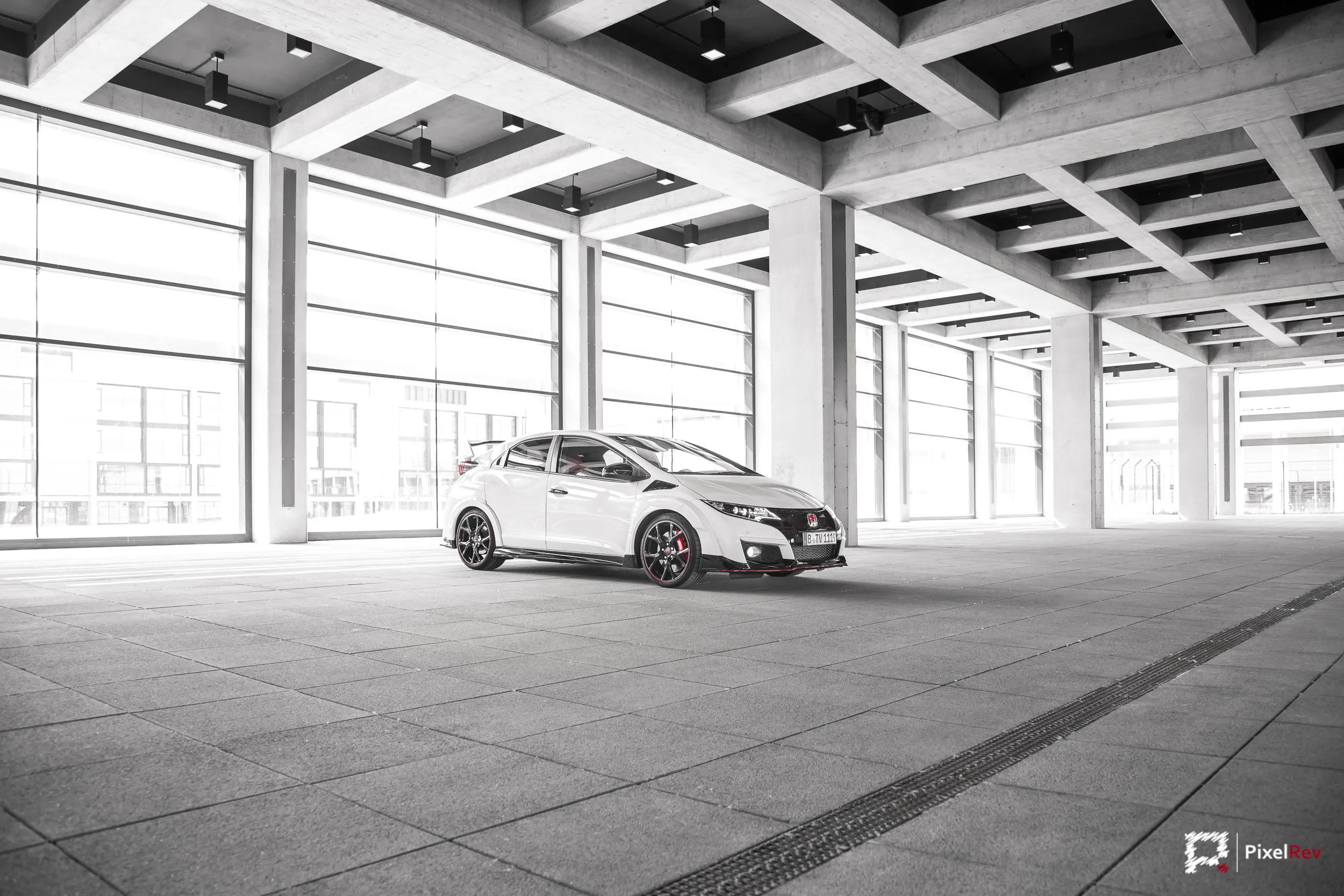 Weißer Honda Civic Type R FK2 in einer lichtdurchfluteten Betonhalle