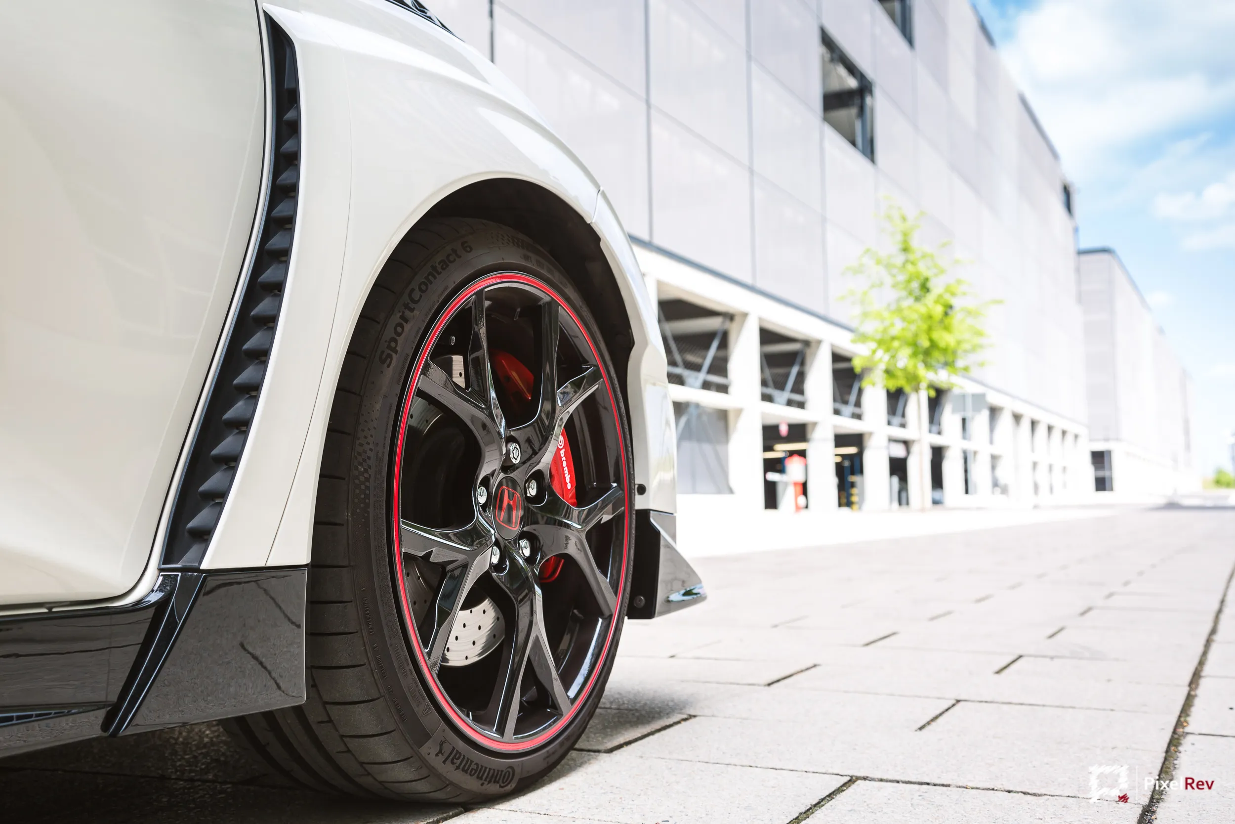 Schwarze Felge mit rotem Ring am Honda Civic Type R FK2, Detailaufnahme