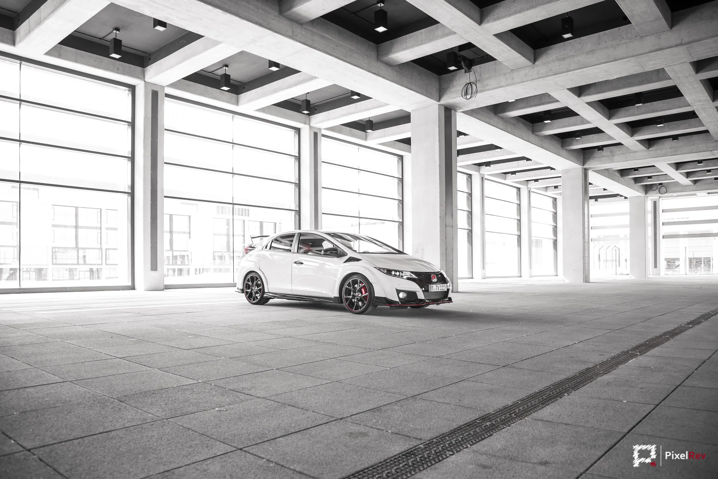 Weißer Honda Civic Type R FK2 in einer lichtdurchfluteten Betonhalle