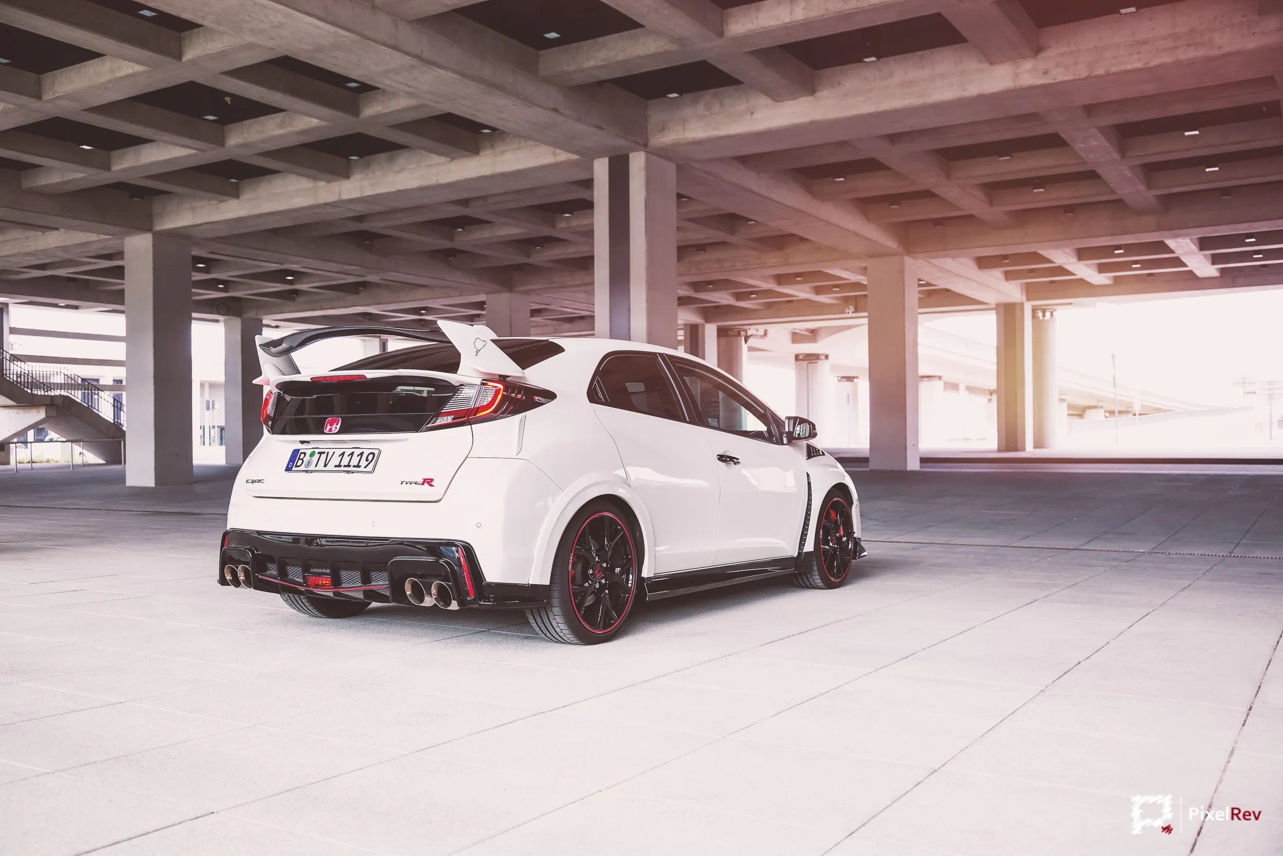 Heck eines weißen Honda Civic Type R FK2 im Gegenlicht