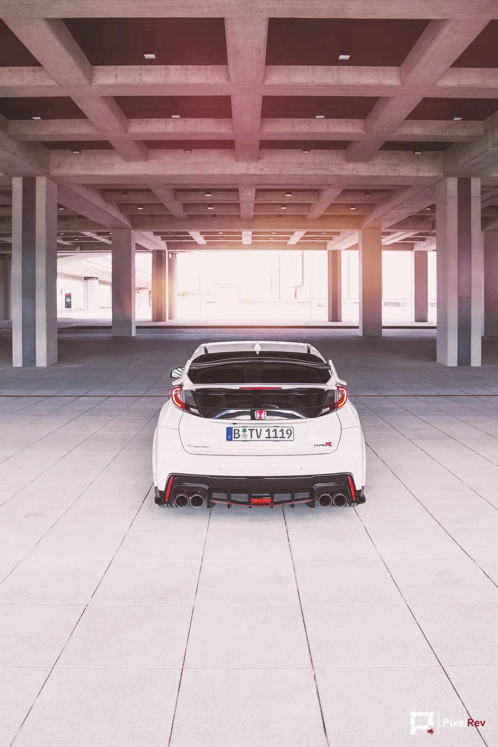 Weißer Honda Civic Type R FK2 von hinten in einer Halle