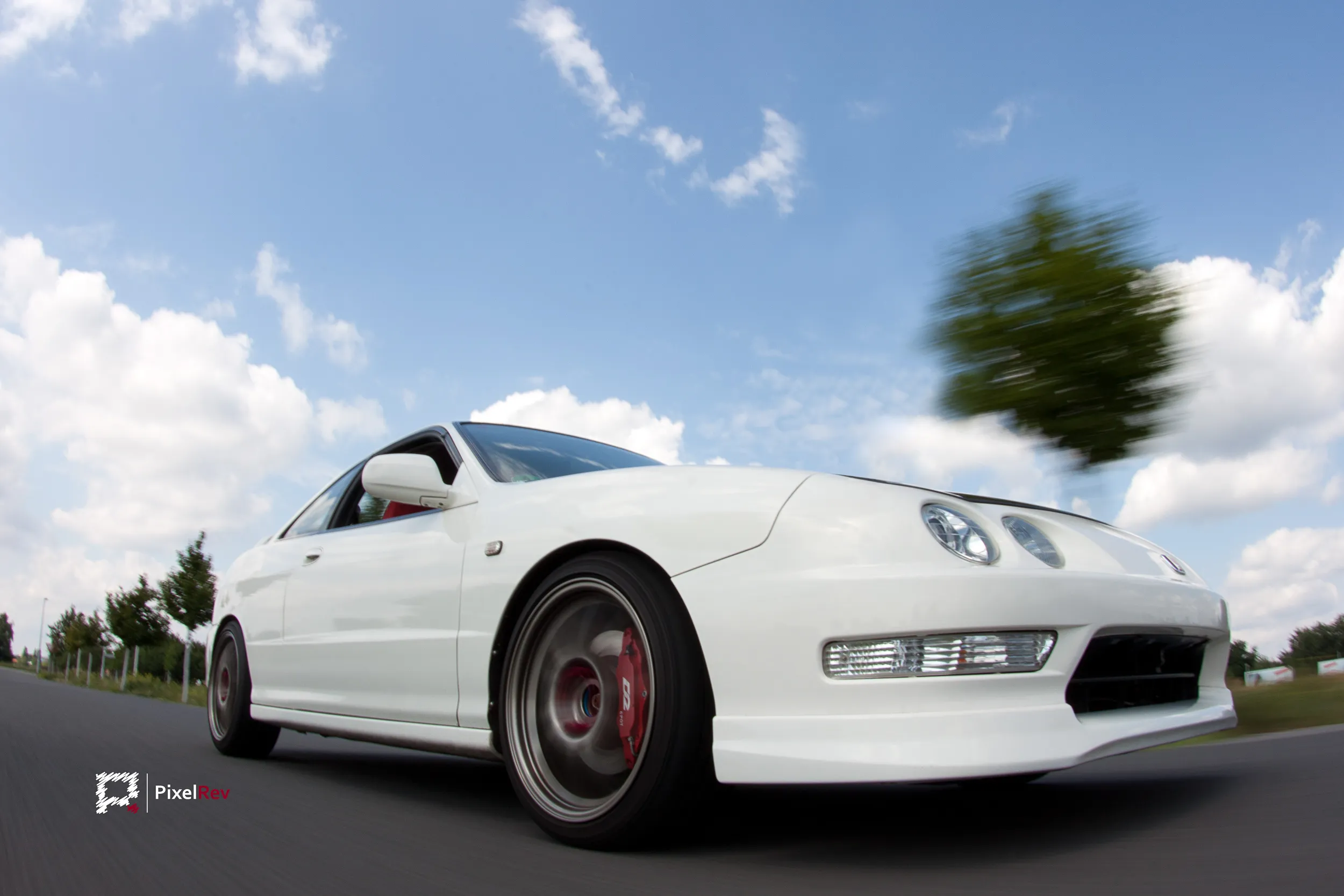 Weißer Honda Integra Type R DC2 im Rig Shot, Umgebung in Bewegungsunschärfe