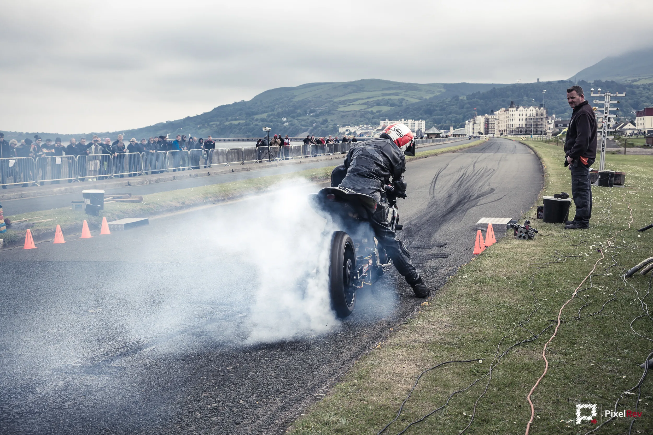 Motorrad-Burnout mit Reifenqualm vor Zuschauern auf der Isle of Man