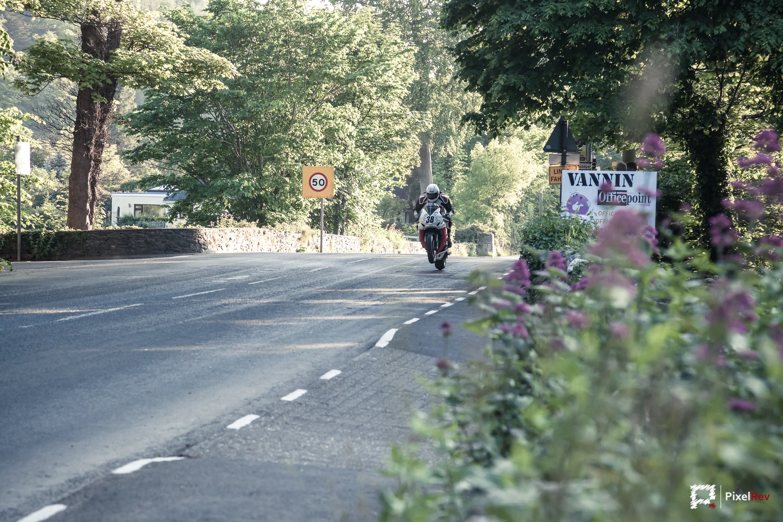 Motorrad auf einer Landstraße bei der Isle of Man TT