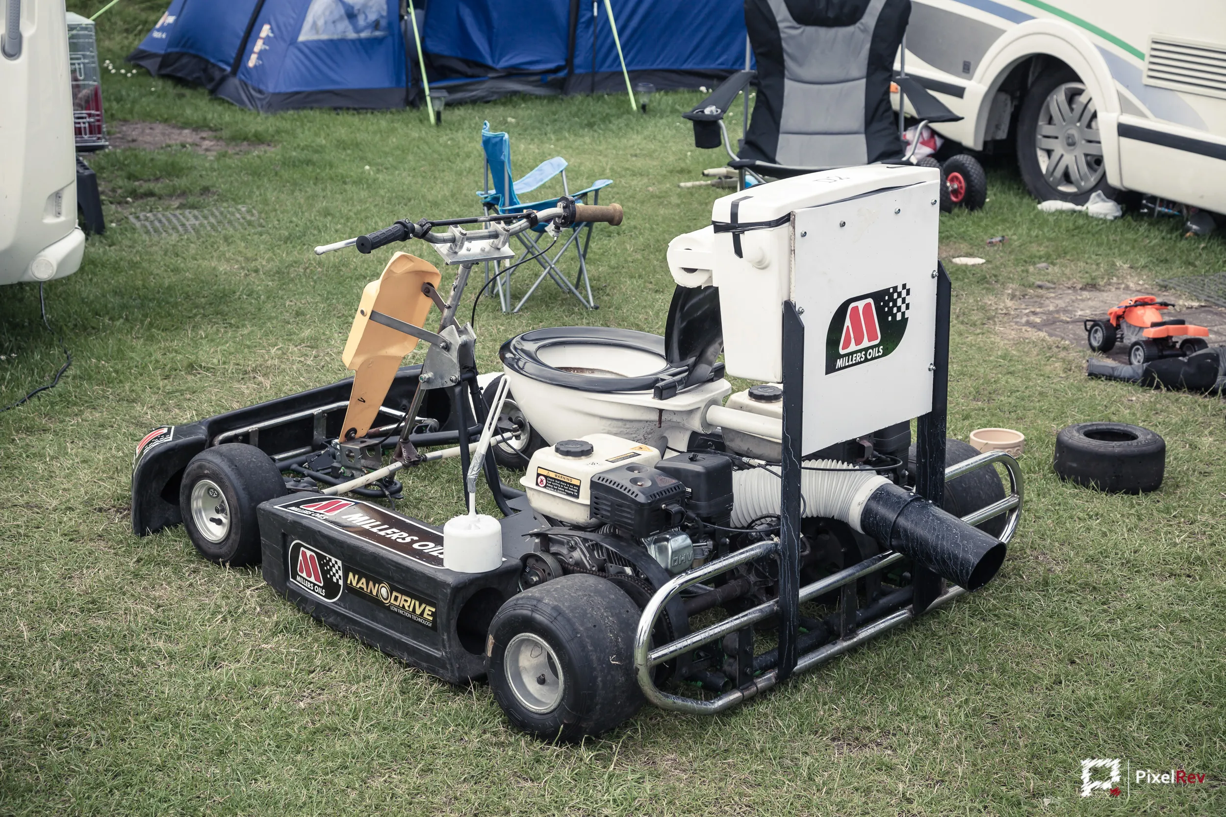 Selbstgebautes Kart mit Toilettensitz im Fahrerlager der Isle of Man TT