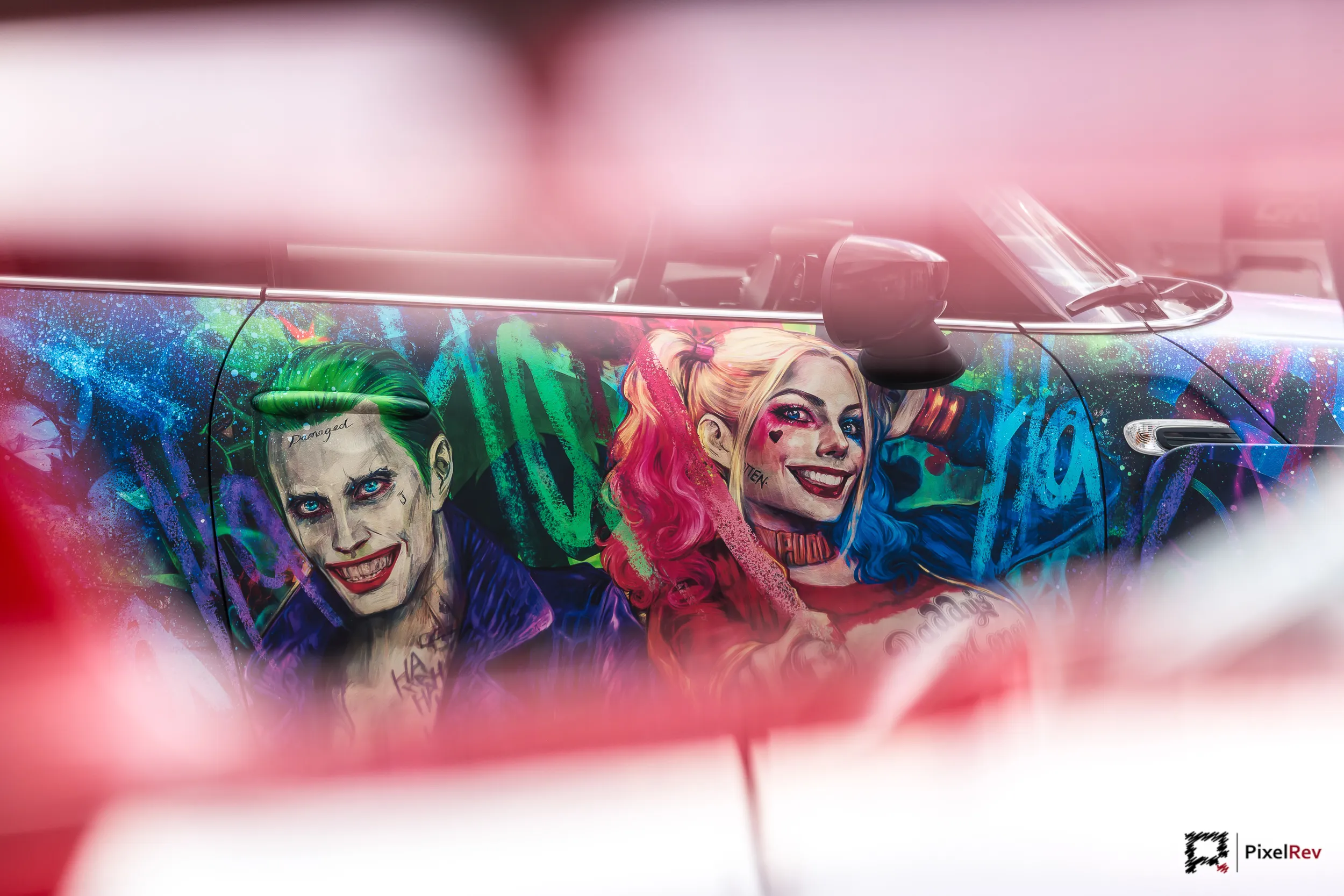 Airbrush mit Joker und Harley Quinn auf der Tür eines Cabrios