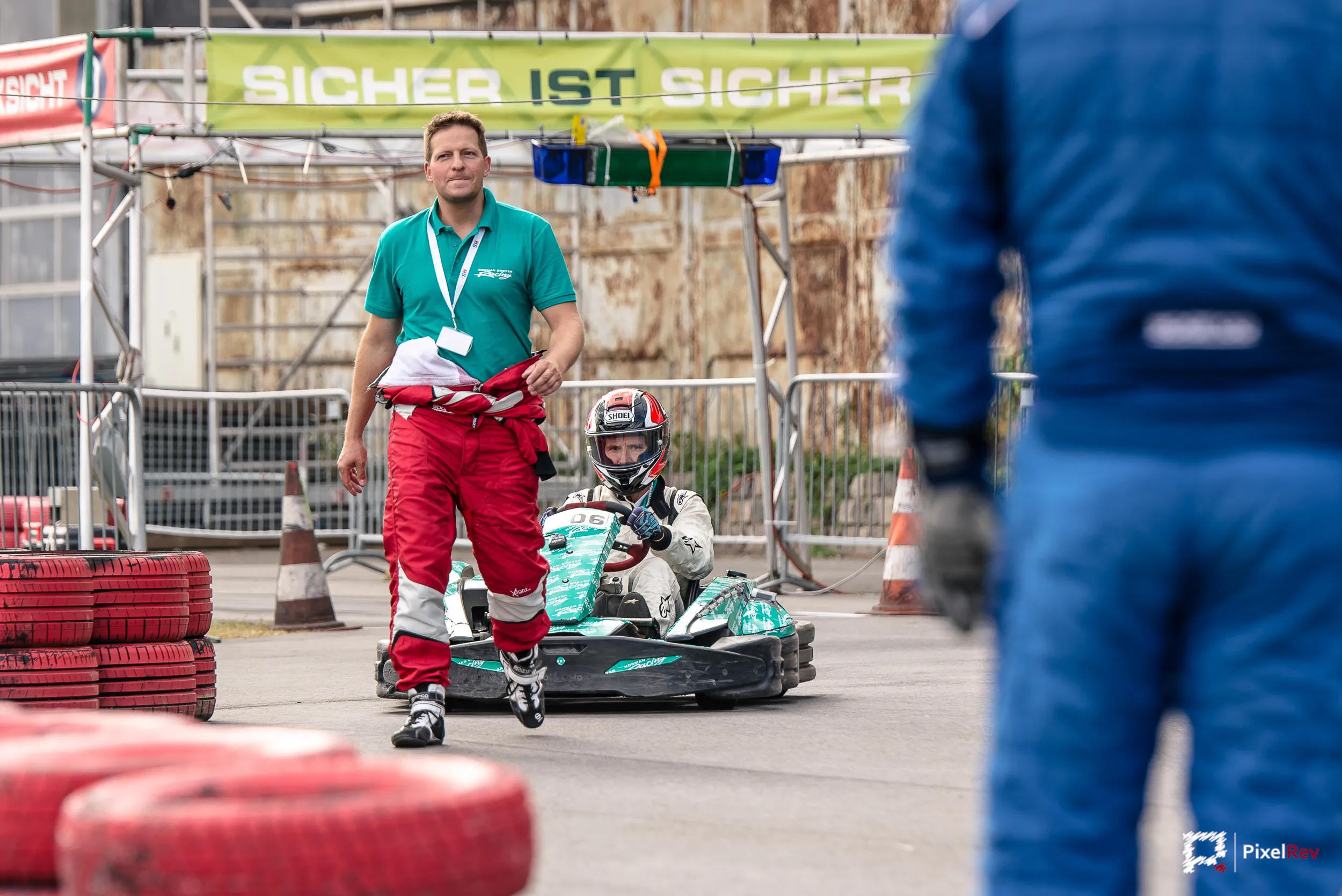 Kart in der Boxengasse, Teammitglieder im Vordergrund