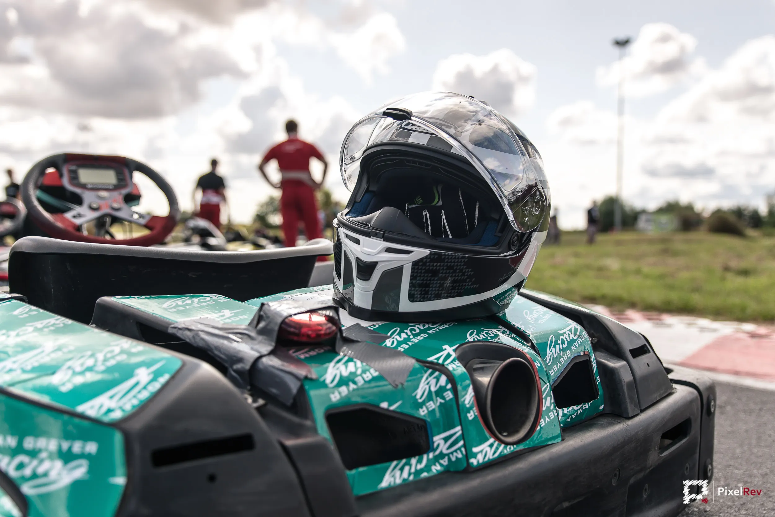 Helm auf einem Rennkart beim 24h-Kartrennen Berlin 2017