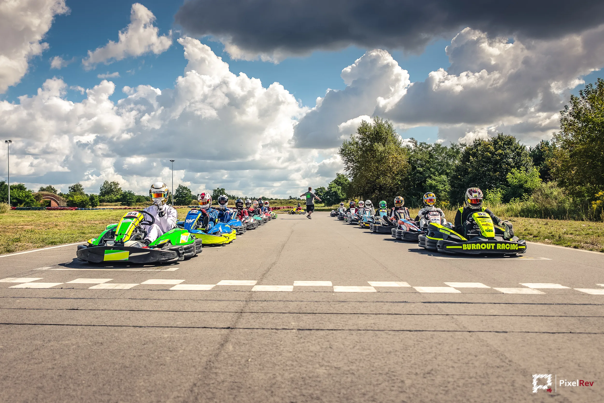 Startaufstellung der Karts unter Wolkenhimmel in Niedergörsdorf