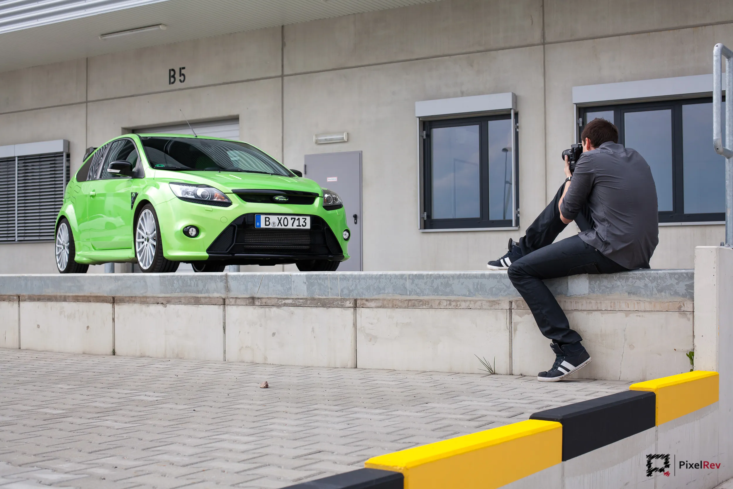 Making-of: Fotograf vor dem grünen Ford Focus RS an einer Laderampe