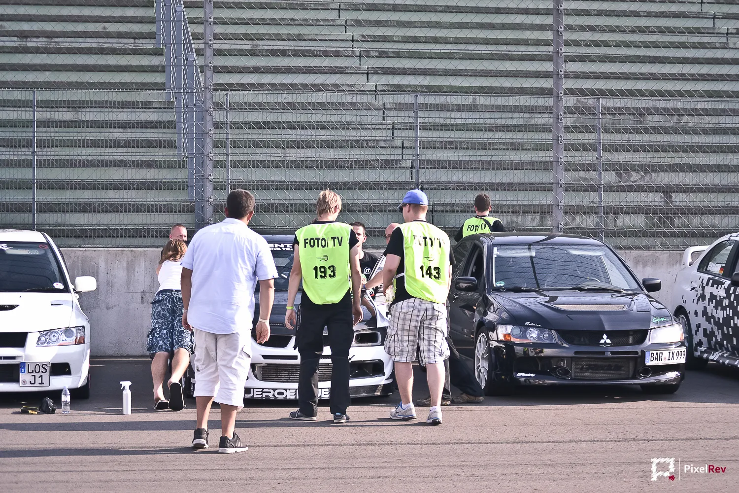 Making-of: Fotografen mit Warnwesten zwischen den Mitsubishi Lancer Evolution