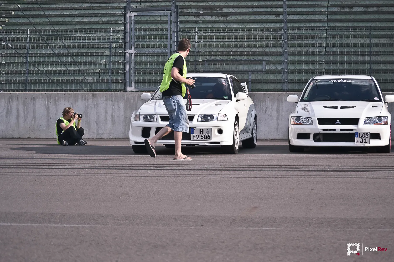 Fotografen vor einem Mitsubishi Lancer Evolution VI und einem Evolution IX