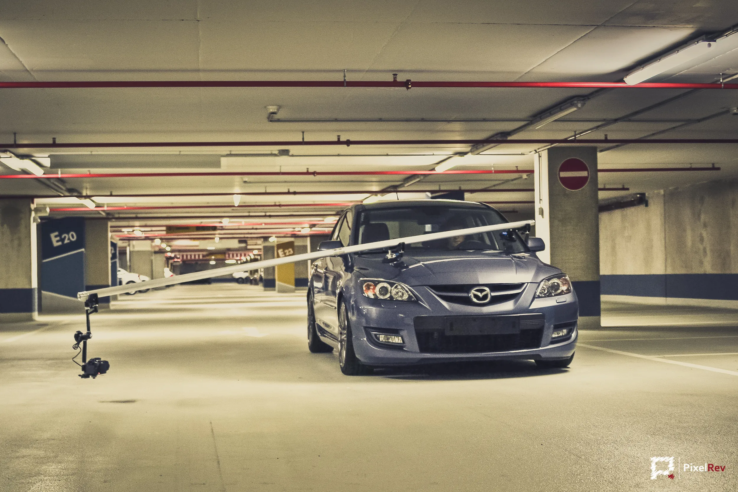 Grauer Mazda 3 MPS mit montiertem Kamera-Rig in einer Tiefgarage