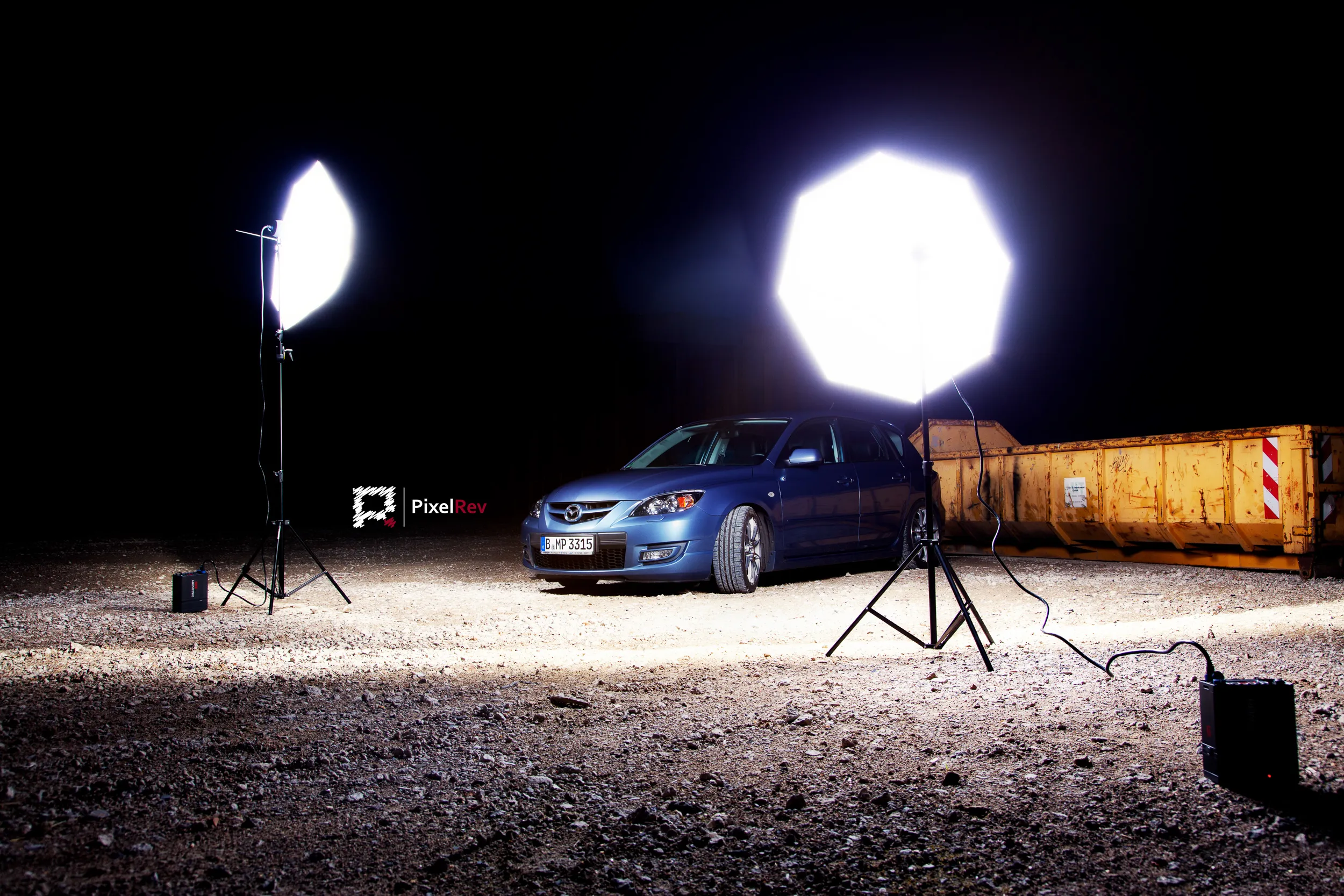 Blauer Mazda 3 MPS bei Nacht, ausgeleuchtet mit zwei großen Softboxen