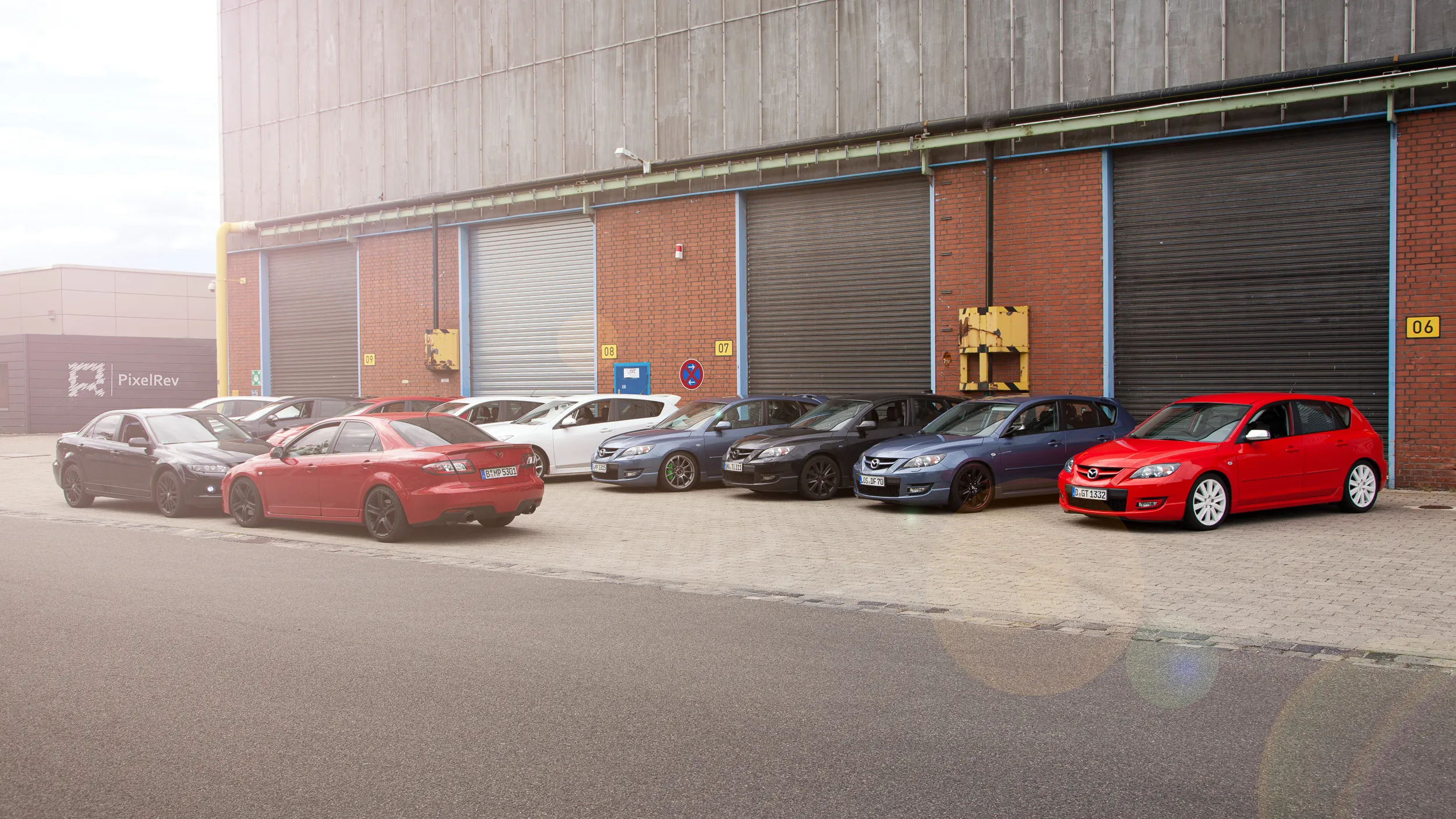 Reihe von Mazda 3 MPS vor einer Industriehalle beim MPS-Treffen Berlin 2012