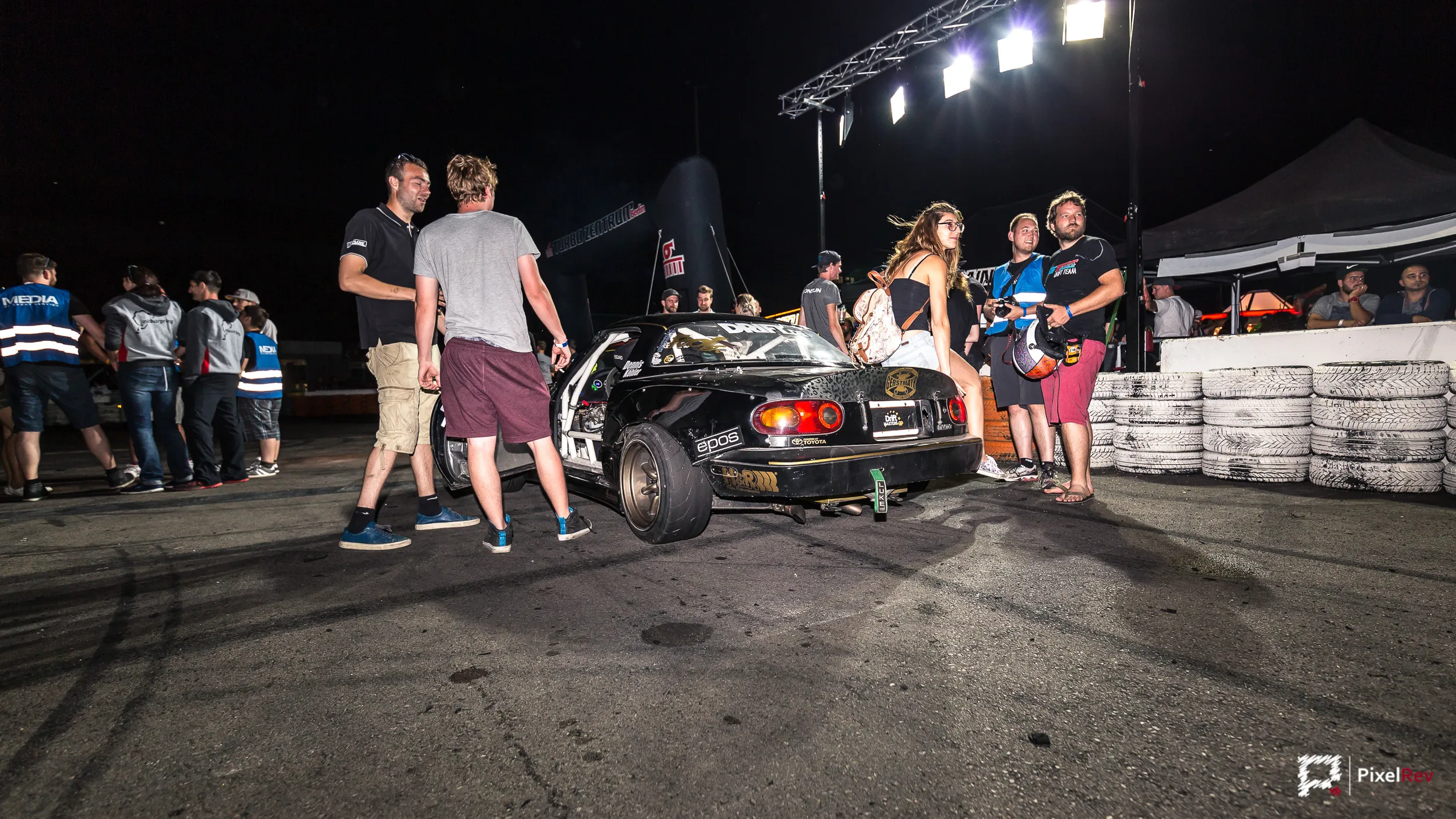 Mazda MX-5 Driftwagen nachts umringt von Besuchern