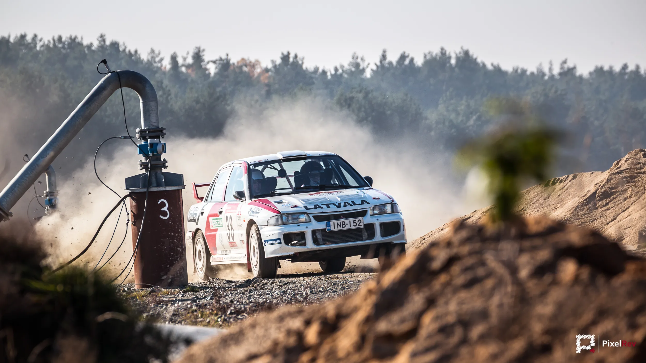 Mitsubishi Lancer Evolution wirbelt Staub auf bei der Lausitz-Rallye 2015