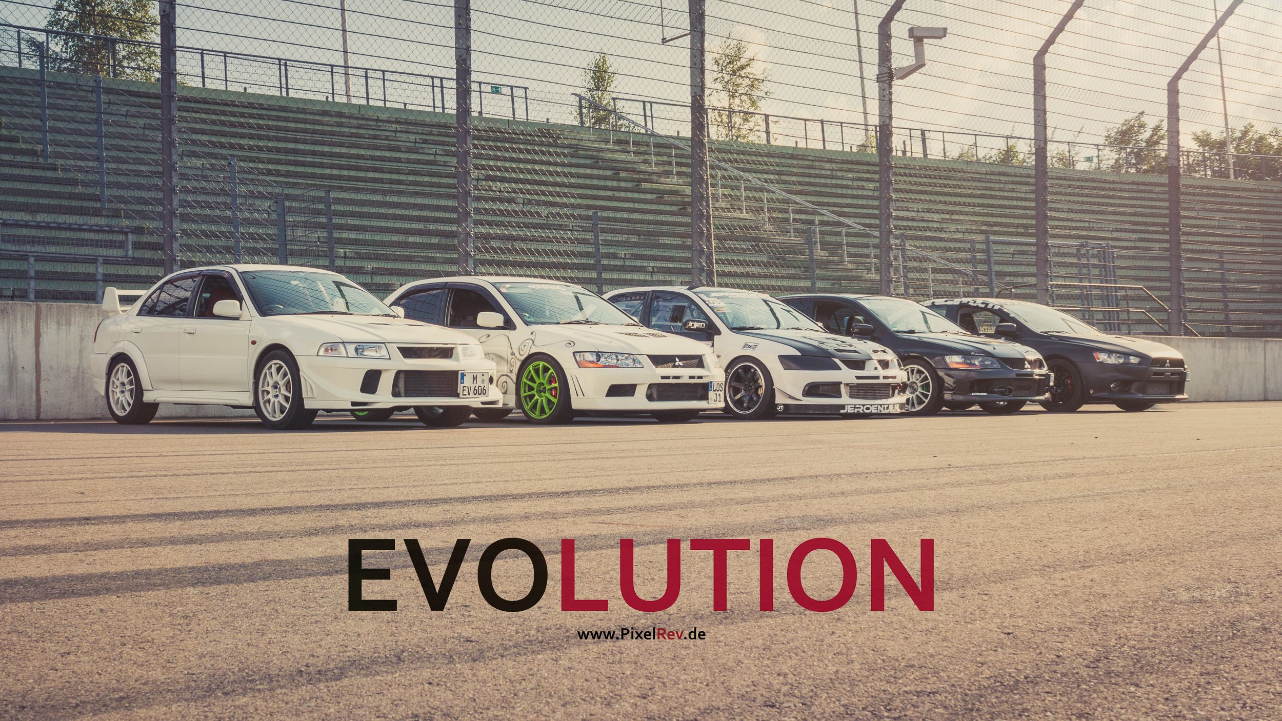 Fünf Mitsubishi Lancer Evolution in einer Reihe mit dem Titel „Evolution“