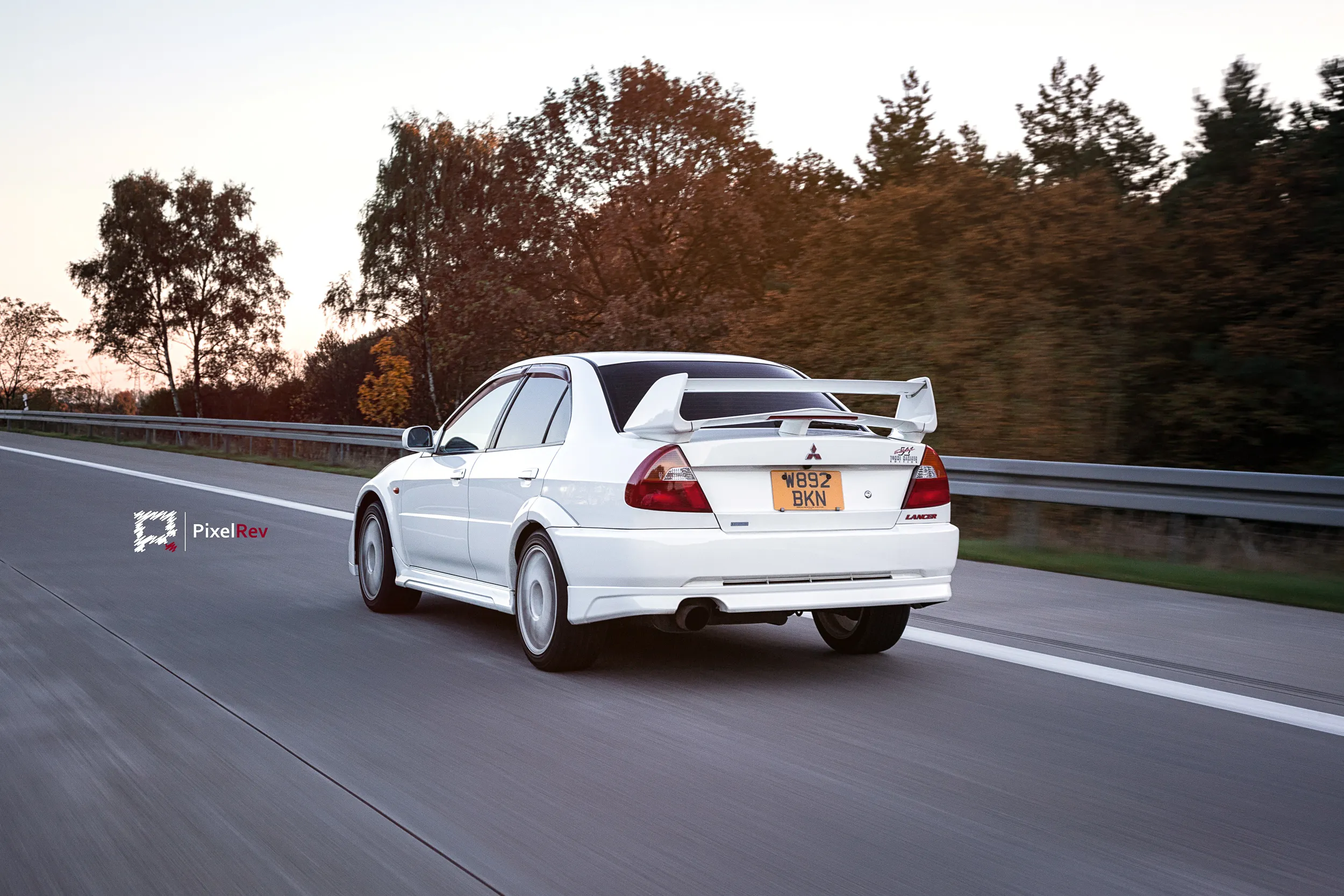 Weißer Mitsubishi Lancer Evolution VI Tommi Mäkinen Edition in Fahrt auf der Autobahn