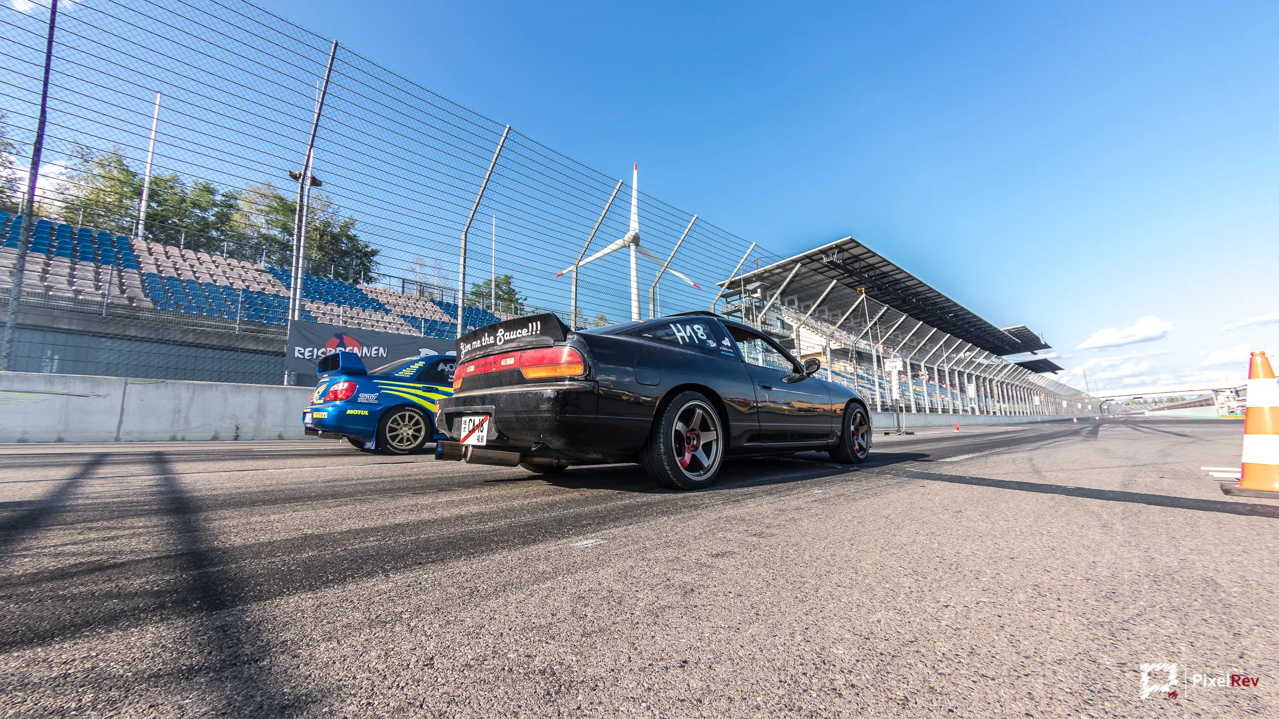 Nissan 200SX und Subaru Impreza vor der Tribüne am Lausitzring