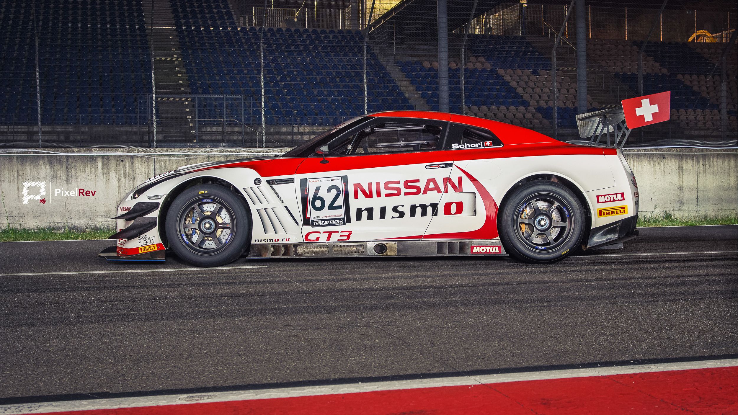 Nissan GT-R Nismo GT3 mit Startnummer 62 in der Seitenansicht vor der Tribüne