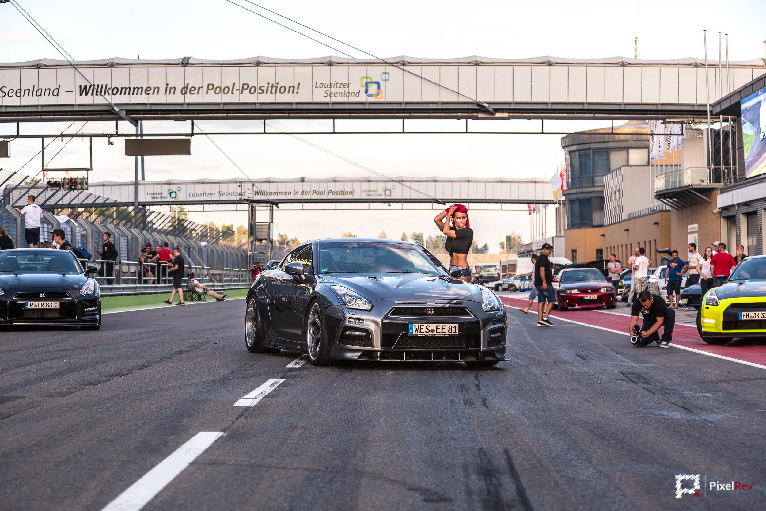 Schwarzer Nissan GT-R in der Startaufstellung am Lausitzring