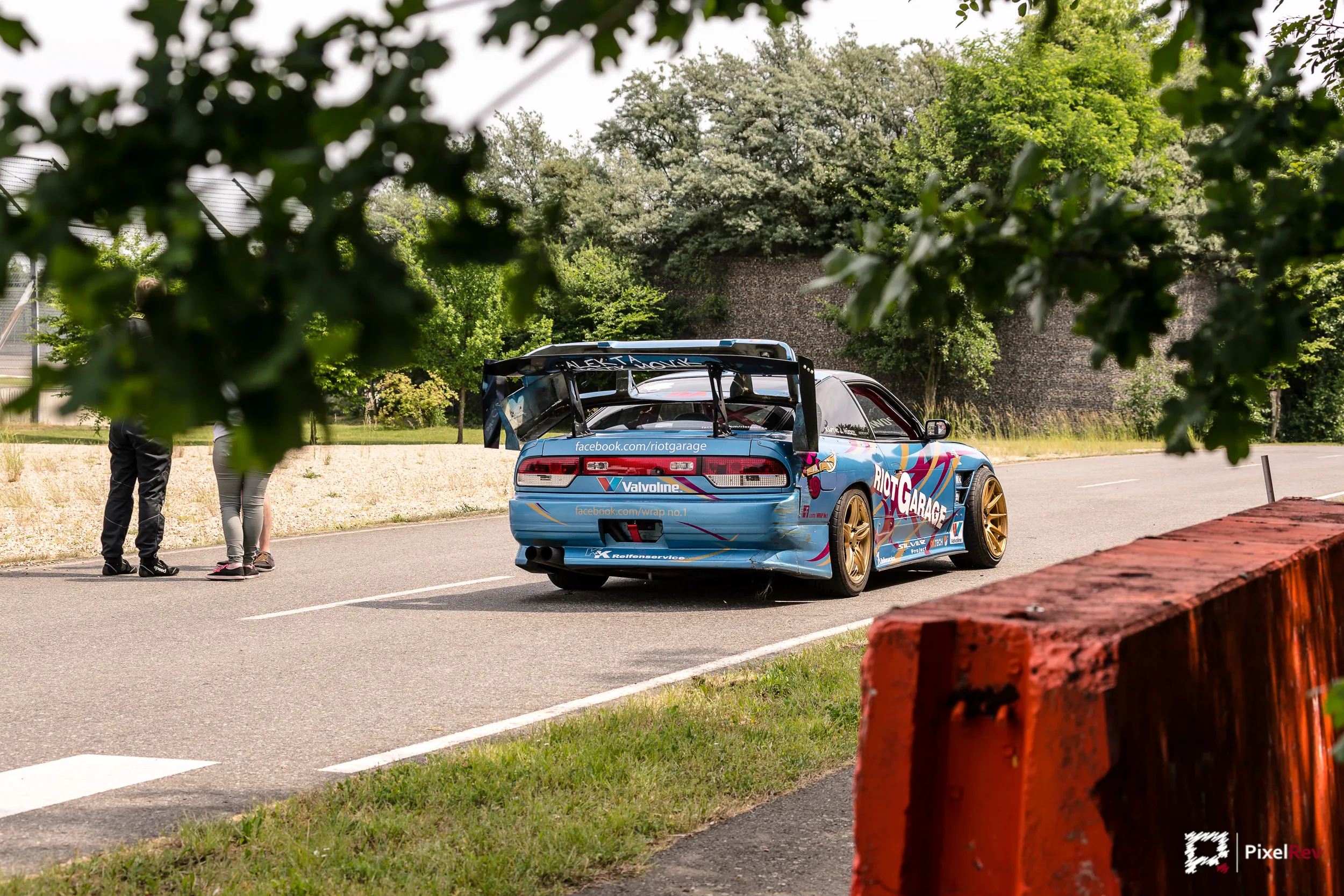 Blauer Nissan Silvia S13 mit goldenen Felgen auf der Strecke am Lausitzring