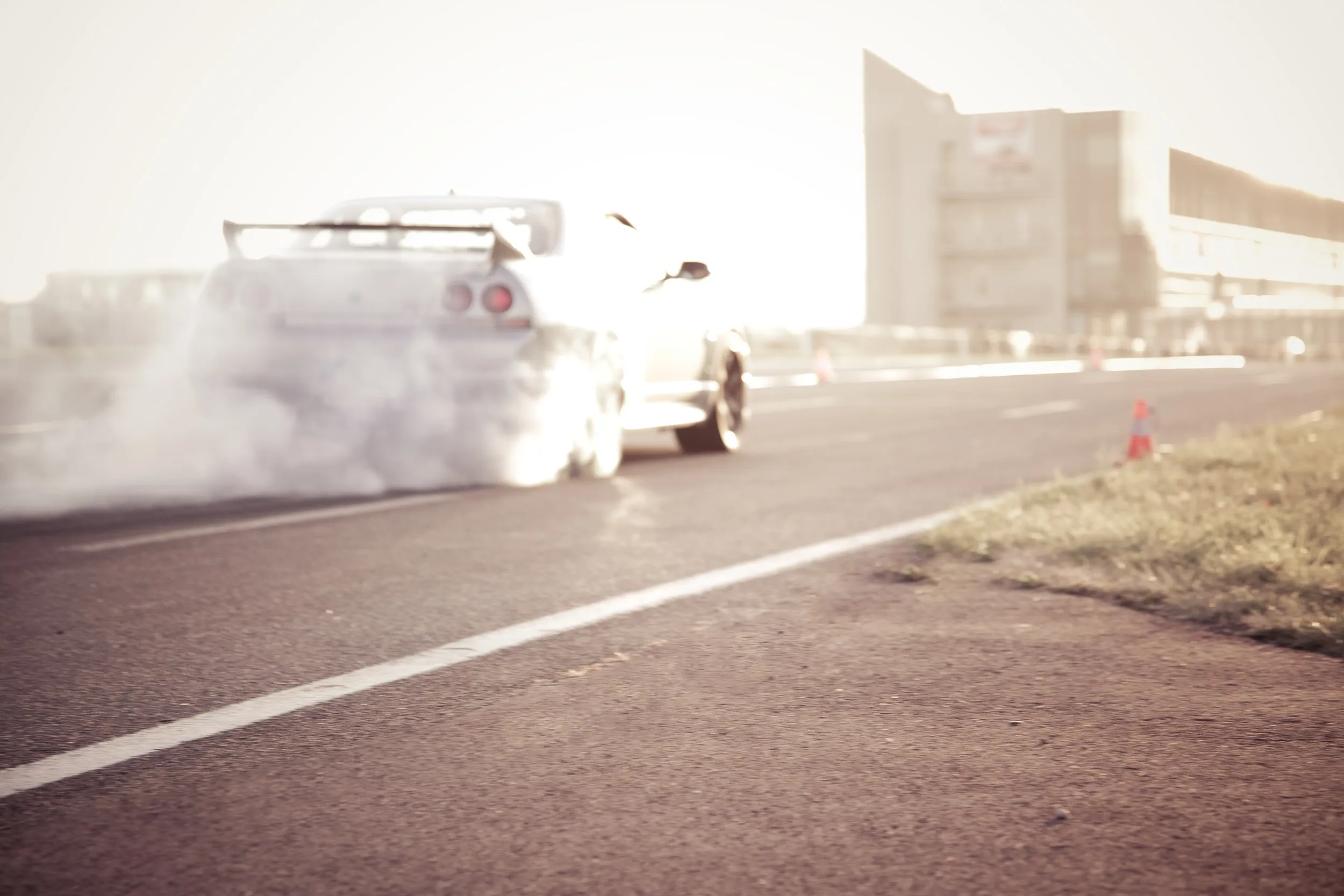 Weißer Nissan Skyline beim Burnout mit Reifenqualm in Oschersleben