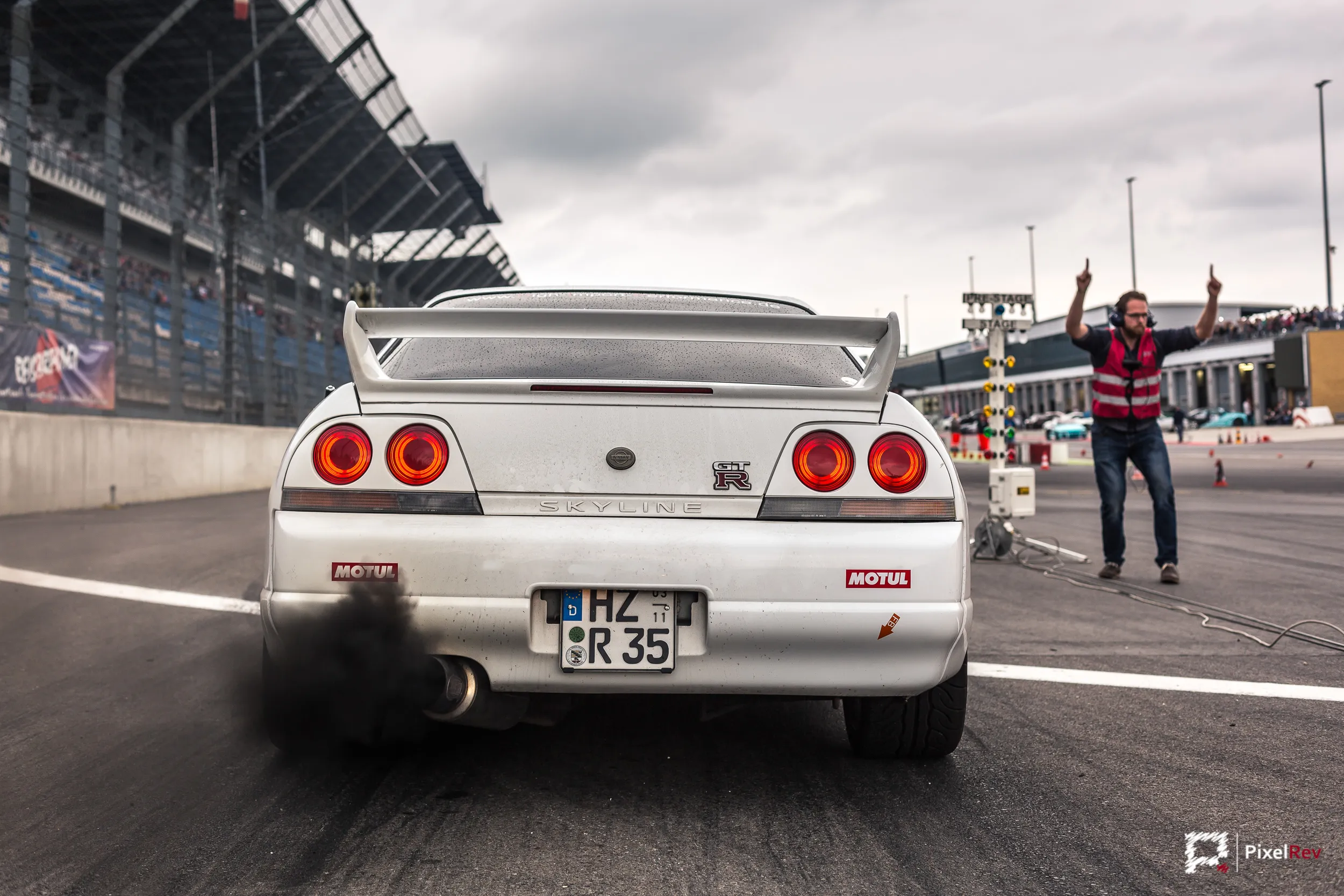 Nissan Skyline R33 GT-R am Start der Viertelmeile, der Starter gibt das Zeichen