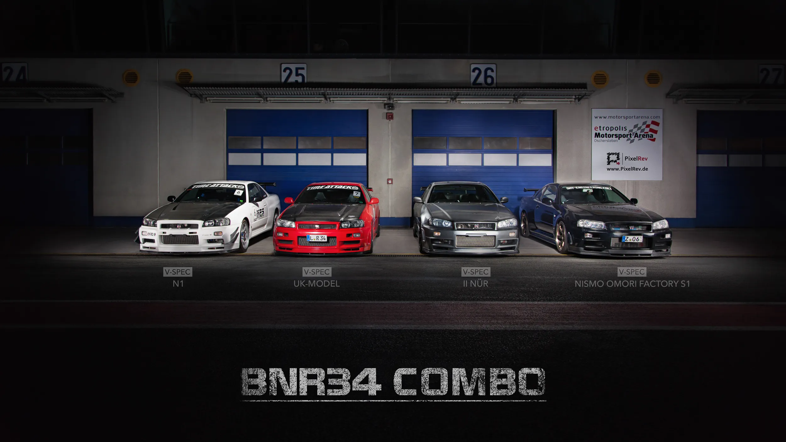 Vier Nissan Skyline R34 GT-R vor den Boxen mit dem Titel „BNR34 Combo“