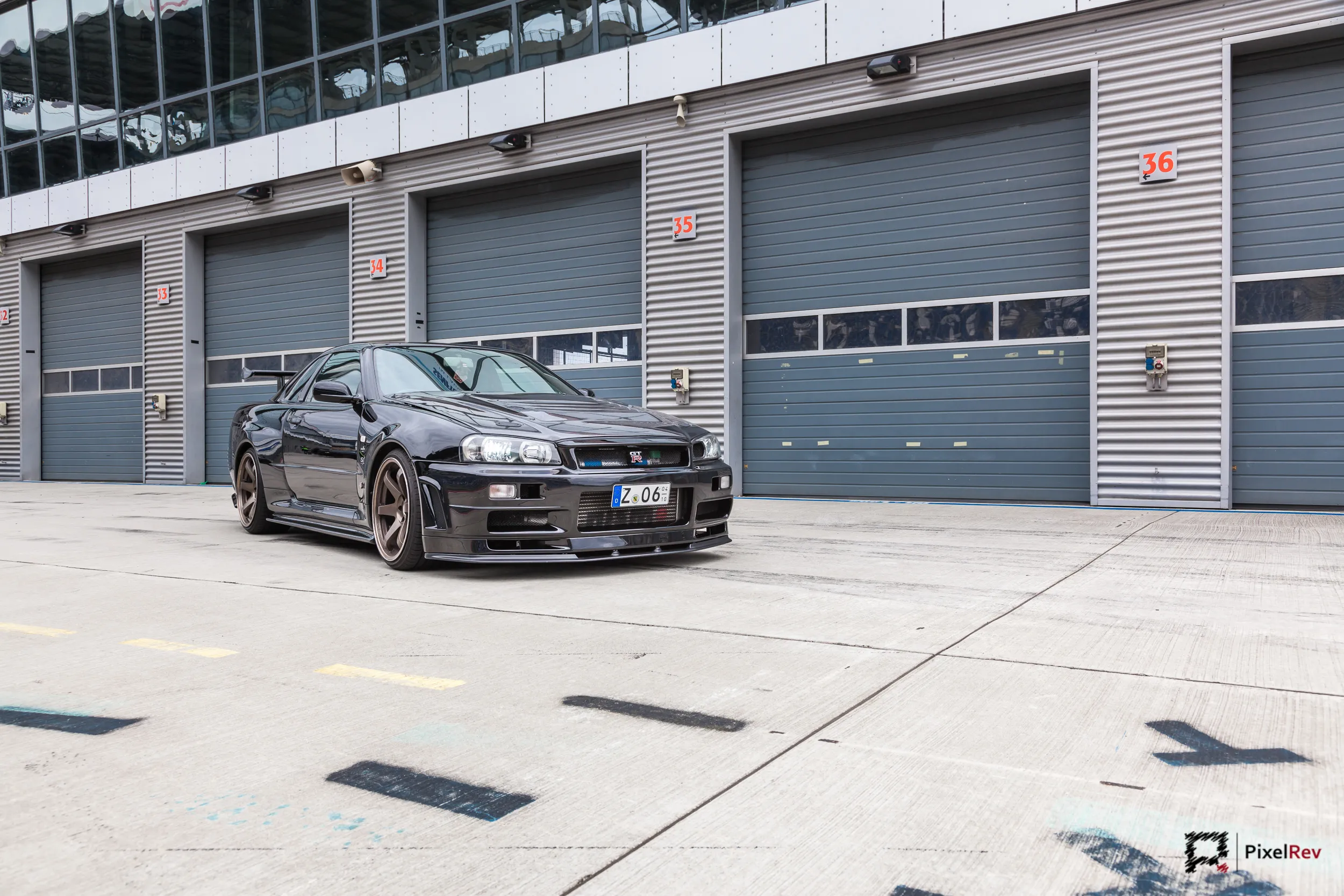 Nissan Skyline R34 GT-R Nismo Omori S1 vor den Boxen am Lausitzring